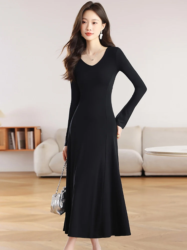 Damska koreańska sukienka w stylu vintage Hepburn na studniówkę, jesienno-zimowa, czarna, dzianinowa, z długim rękawem, dekolt w serek, elegancka sukienka bodycon długa, kolekcja 2025.