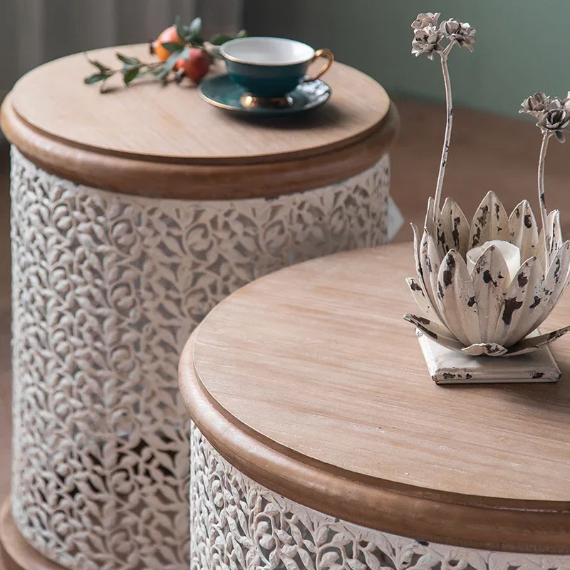 Petite table ronde française rétro en bois massif, petit café dans le salon du lit et des canapés