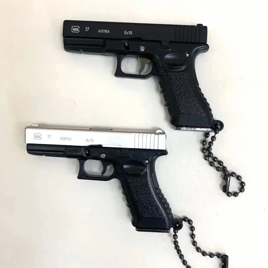 Holiday Party Gifts Alloy 1:3 G17 Pistol Model Memorabilia Detachable Toy Gun Ornament Home Decoration Crafts Pendant Keychain