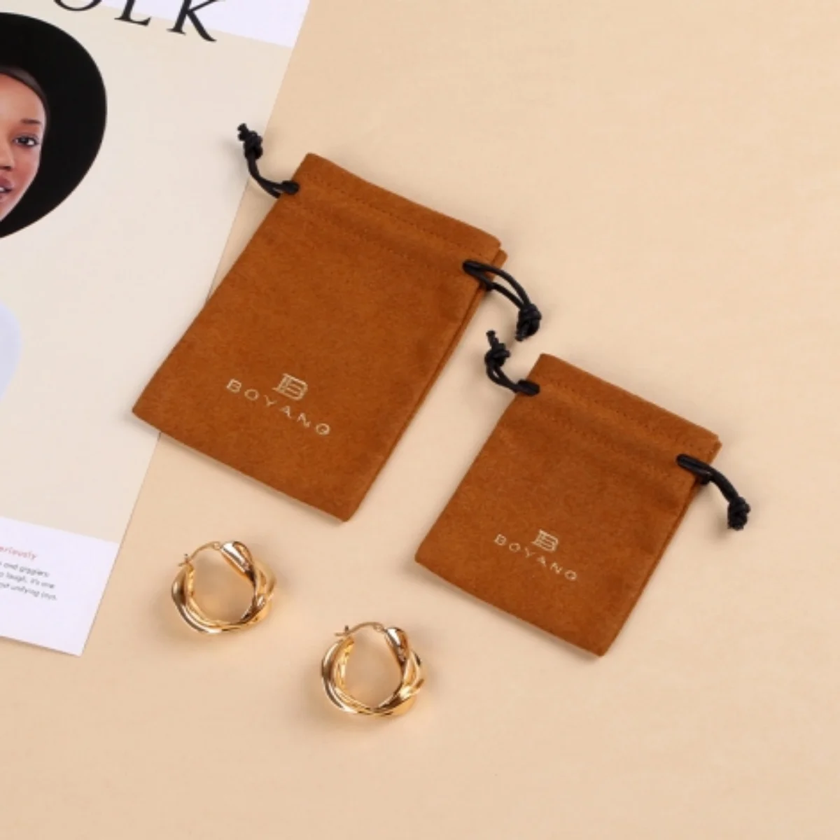 

50 шт. бежевая бархатная сумка для ювелирных изделий, замшевая подарочная упаковка, свадебные сувениры, серьги-конфеты, браслет, сумка