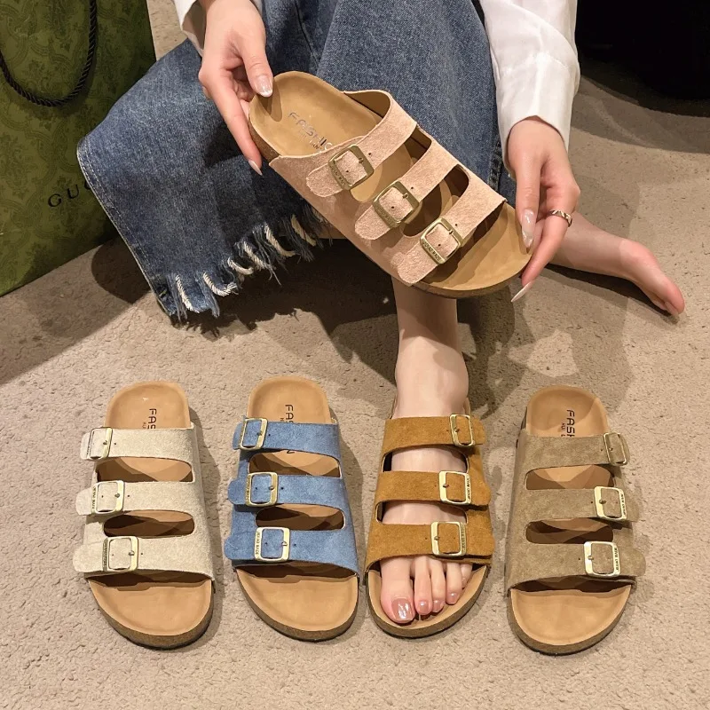 

Женские тапочки на низком каблуке с пряжкой на ремне и открытым носком, противоскользящие, новинка 2025, летние домашние и уличные тапочки на плоской подошве из матовой кожи