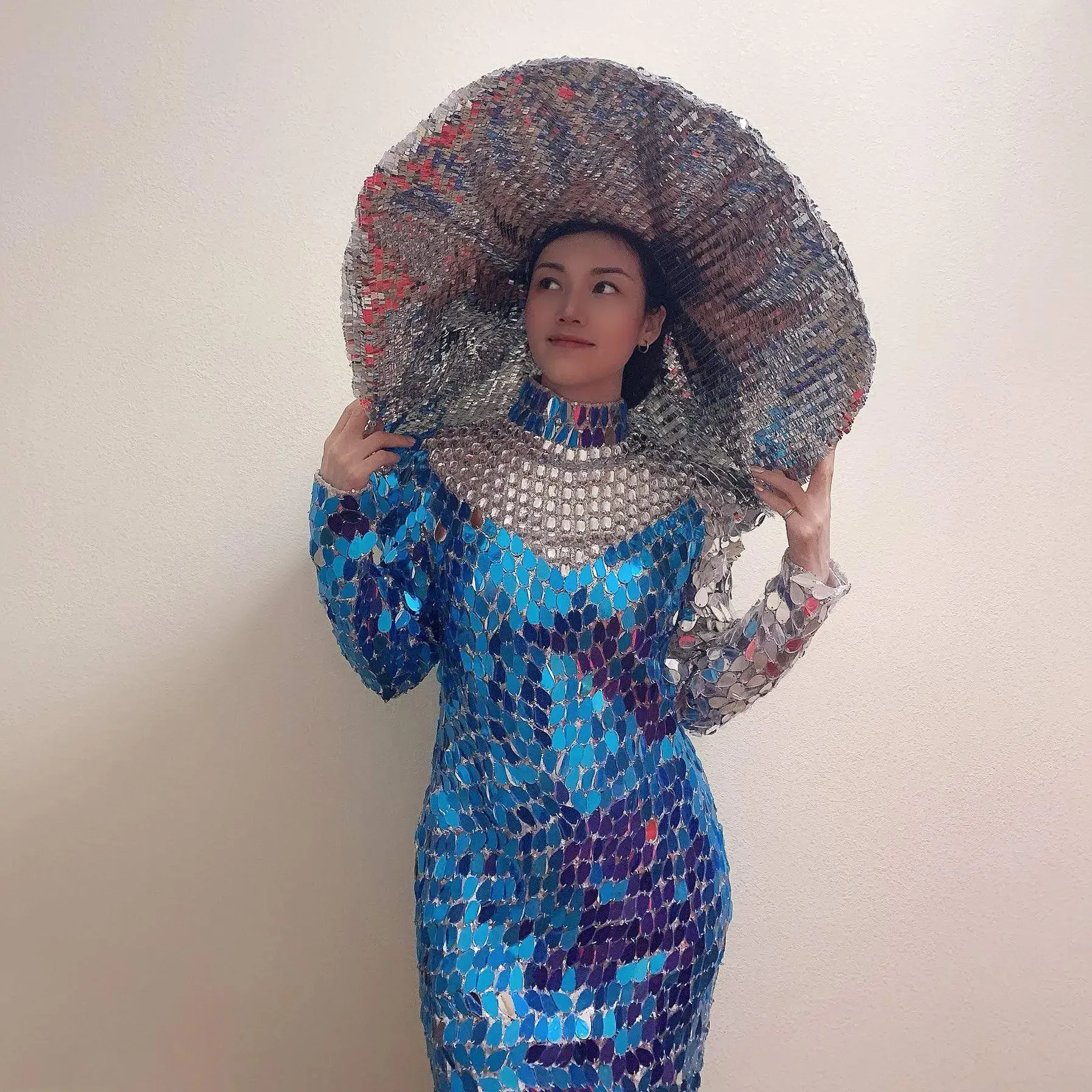 

Glamorous Silver Mirror dress with Mirror big brim hat Studio Photoshoot Outfit girl shrug dress Party Club Show Dance Costume