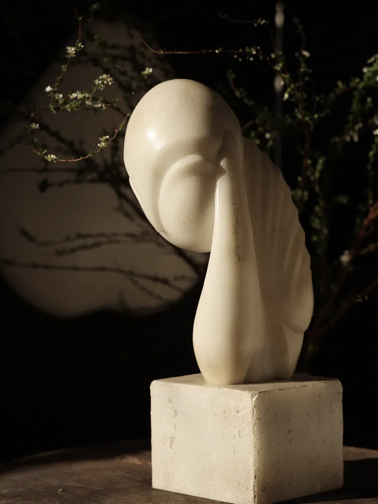 

Portrait sculpture of a little girl's head, simulated jade light luxury ornament living room