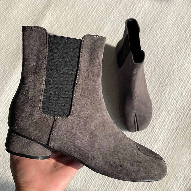 

Grey Tabi Retro Elegant Boots Women's Fashion Vintage Gray Low Heel Flat Bottom Tabi Short Boots 2025 Spring New Womens Boots