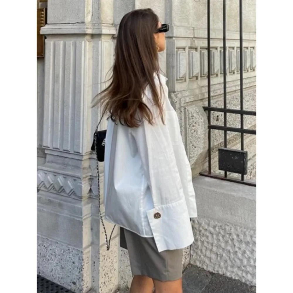 Plus-Size-Damenhemd mit Umlegekragen, lockerer Passform und einzigartigen goldenen Knopfverzierungen, geeignet für Freizeitkleidung.