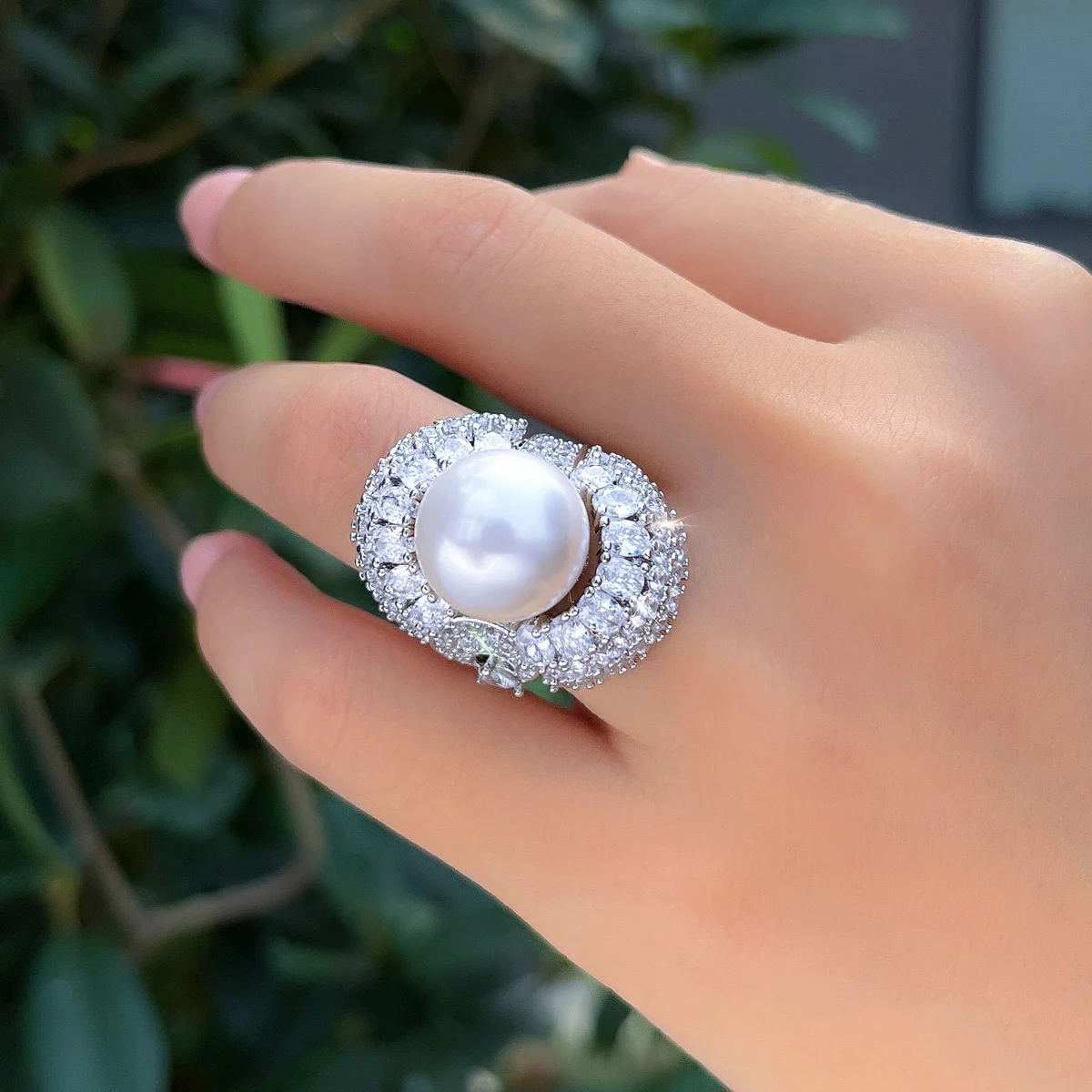 Pera Wunderschöner glänzender Zirkonia-Ring mit Imitationsperle im großen Sycee-Design, verstellbarer offener Ring für Damen, Hochzeit, Bankett, Schmuck 122 – Detail 9