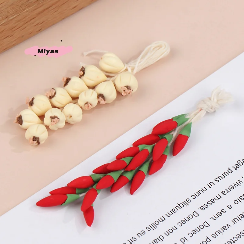 Maison de poupée Miniature, ail, Chili, poivre, condiments à cordes entières, modèle alimentaire de cuisine, échelle 1:12, jouet de décoration de scène de vie