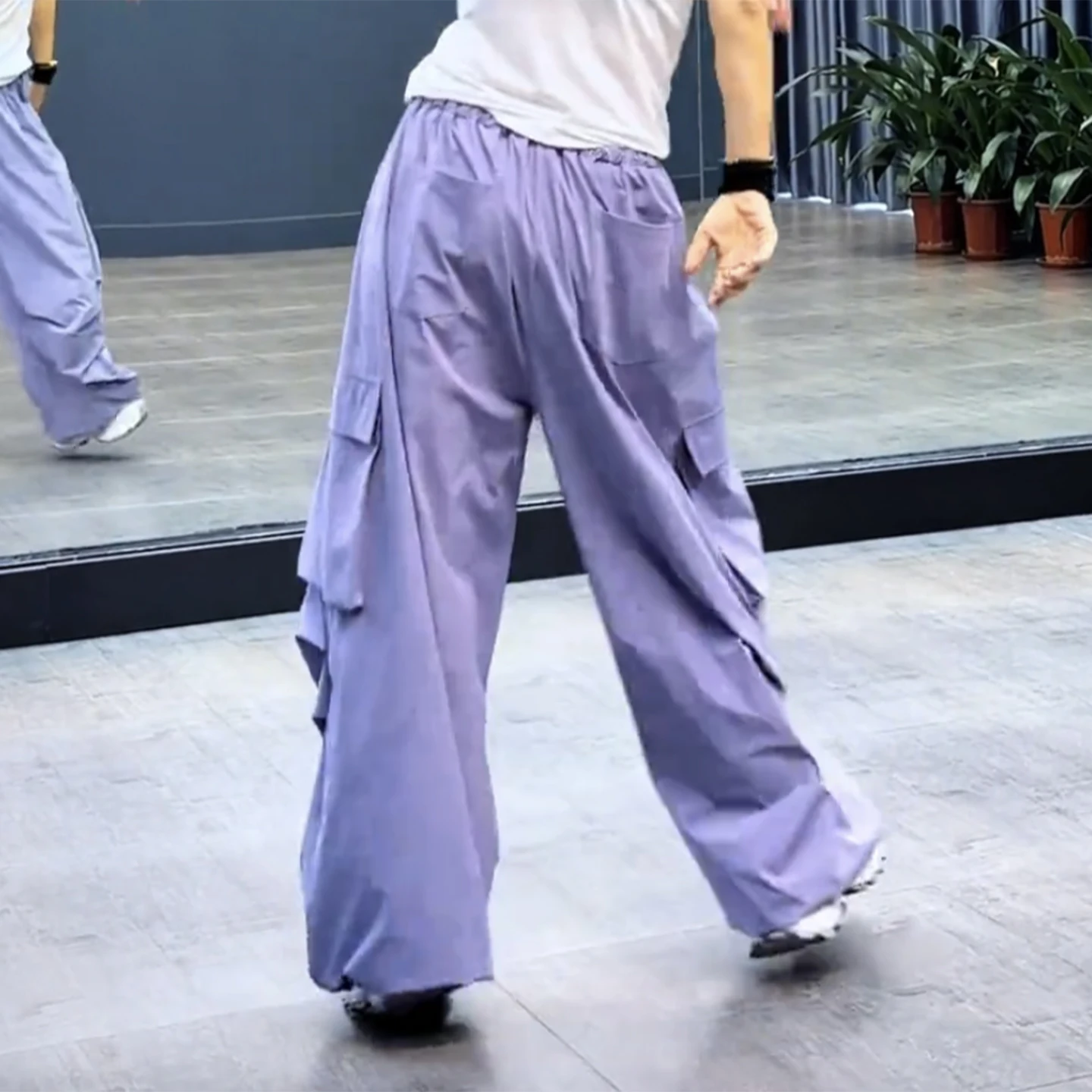pantalon-de-danse-decontracte-d'ete-pour-femme-coupe-ample-multi-poches-en-soie-glacee-violette-jambe-droite