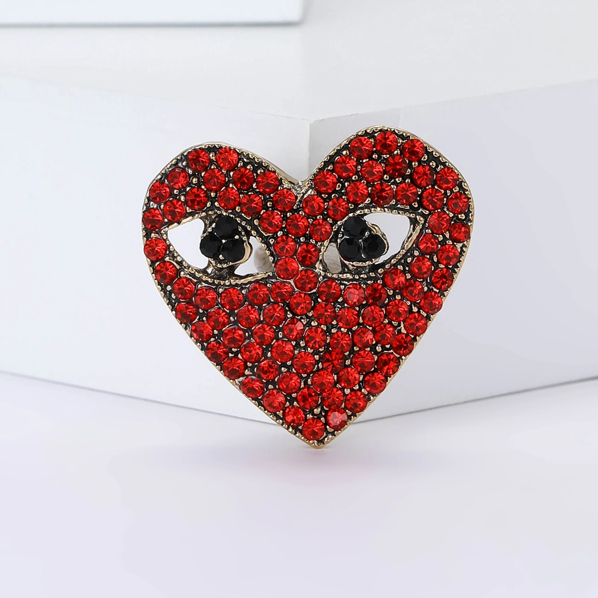 Valentine's Day Rhinestone Eyes Love Brooches for Women Unisex Heart Pins 2-color Available Banquet Party Accessories Gifts