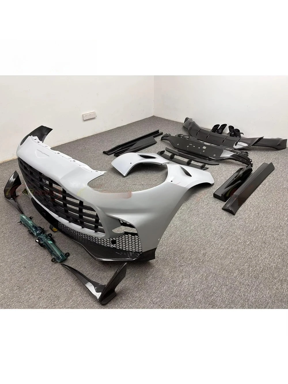 Facelift Kits 707 Style Dry Carbon Fiber Body Kit for Aston Martin DBX With Front Fender Bumper Side Skirts
