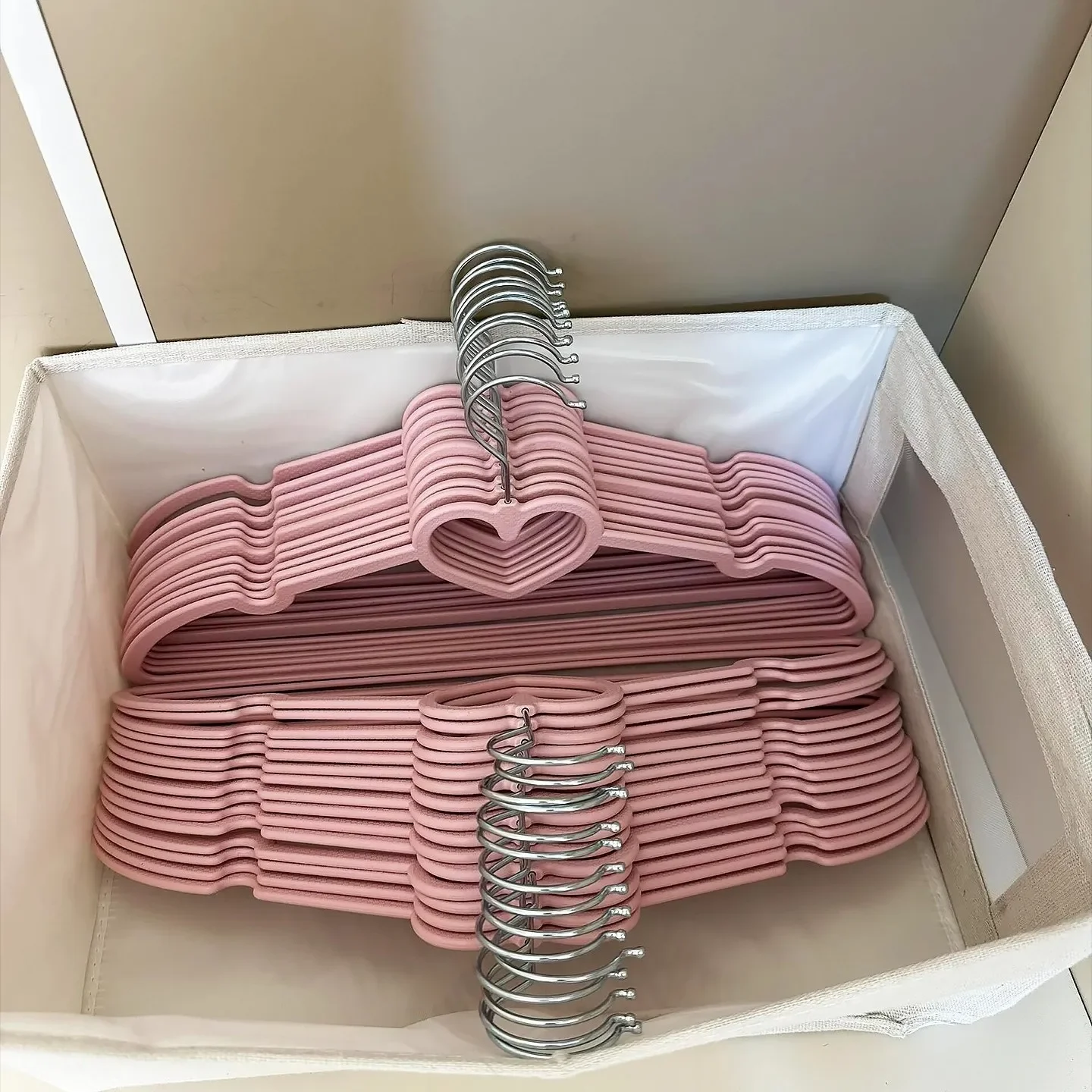 Pink Heart Shaped Plastic Clothes Hangers Anti Slip No Trace for Dormitory Student Home Use Creative Design Storage Organization