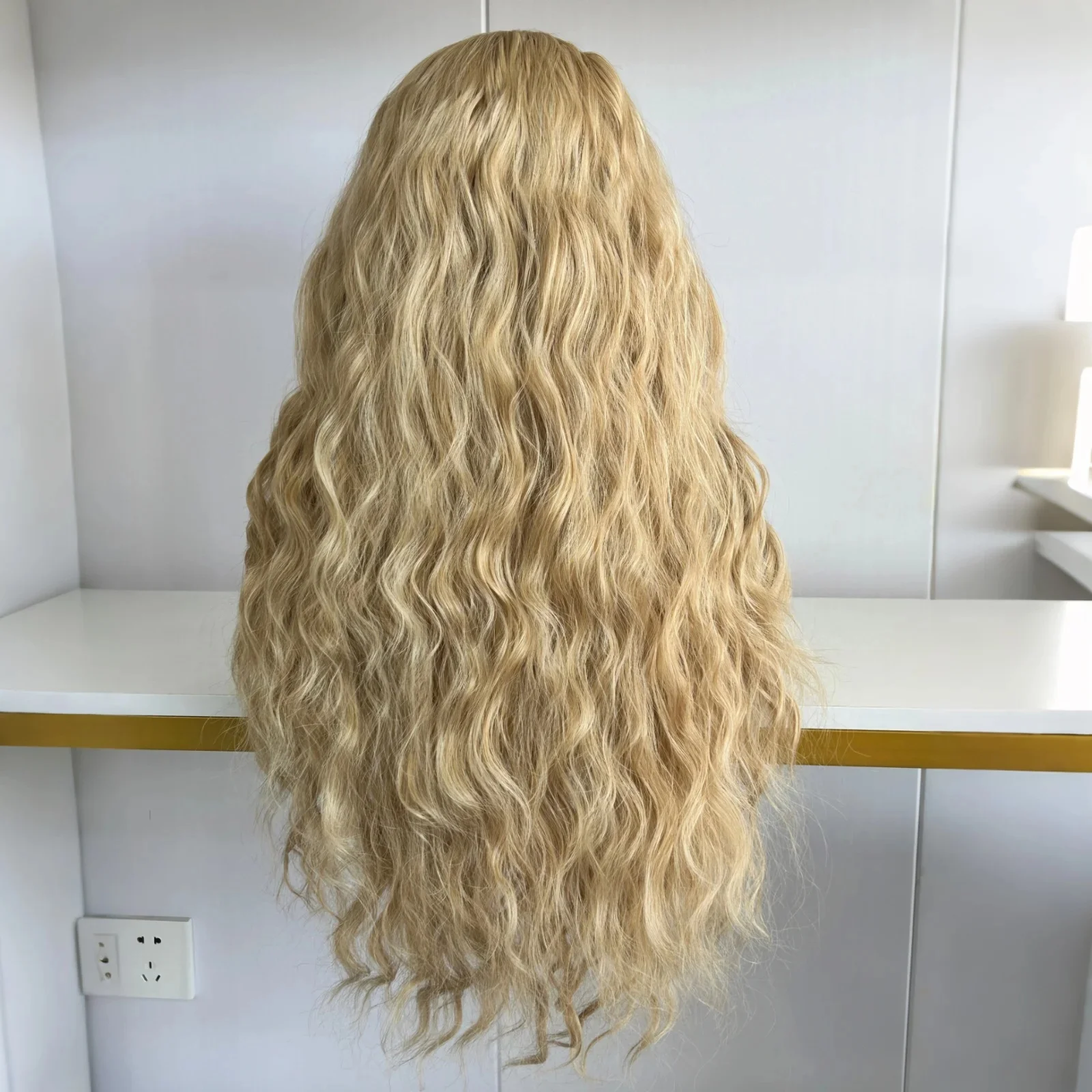 

Светло-Медовый Блондин Парик Кудрявый Объемная Волна Мягкий Синтетический Парик Фронта Шнурка Бахрома Натуральный Парик Распродажа Повседневный Косплей Б/у