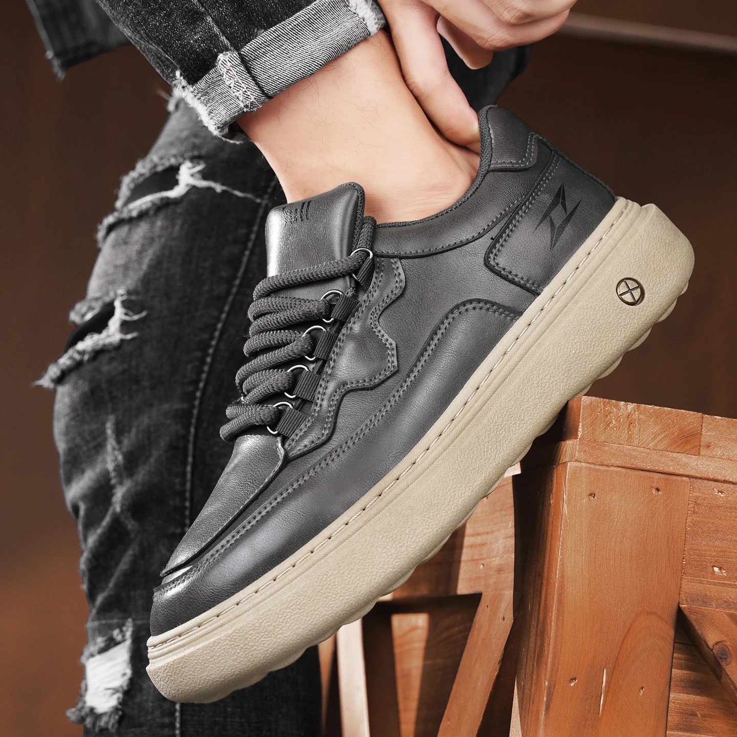 

2025 A/W новые мужские однотонные универсальные кожаные кроссовки - модная повседневная спортивная обувь на толстой подошве