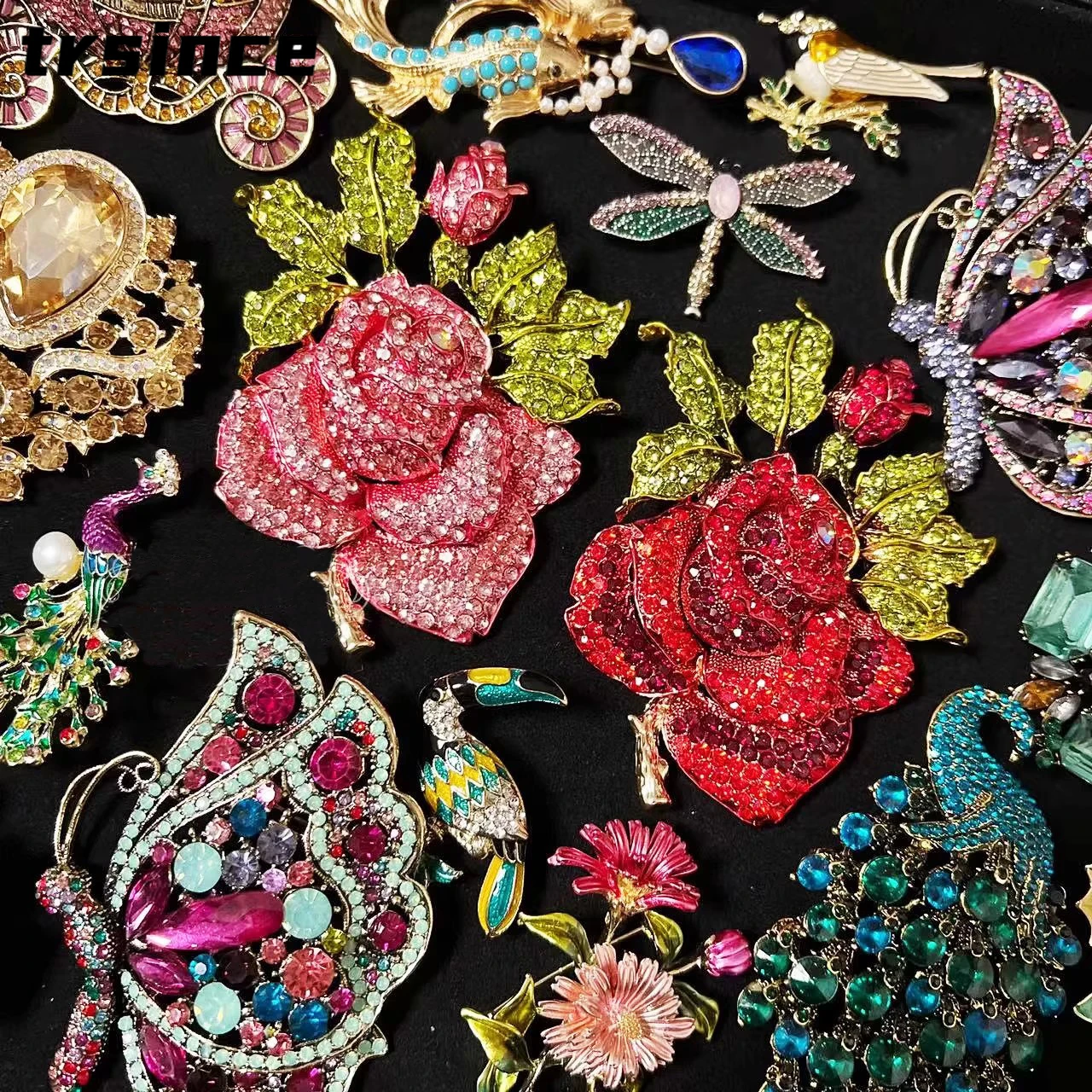 Exquisite Lady Rhinestone Animal Insect Series Brooches Women Luxury Heavy Crystal Flower Butterfly Brooch Pin Badges