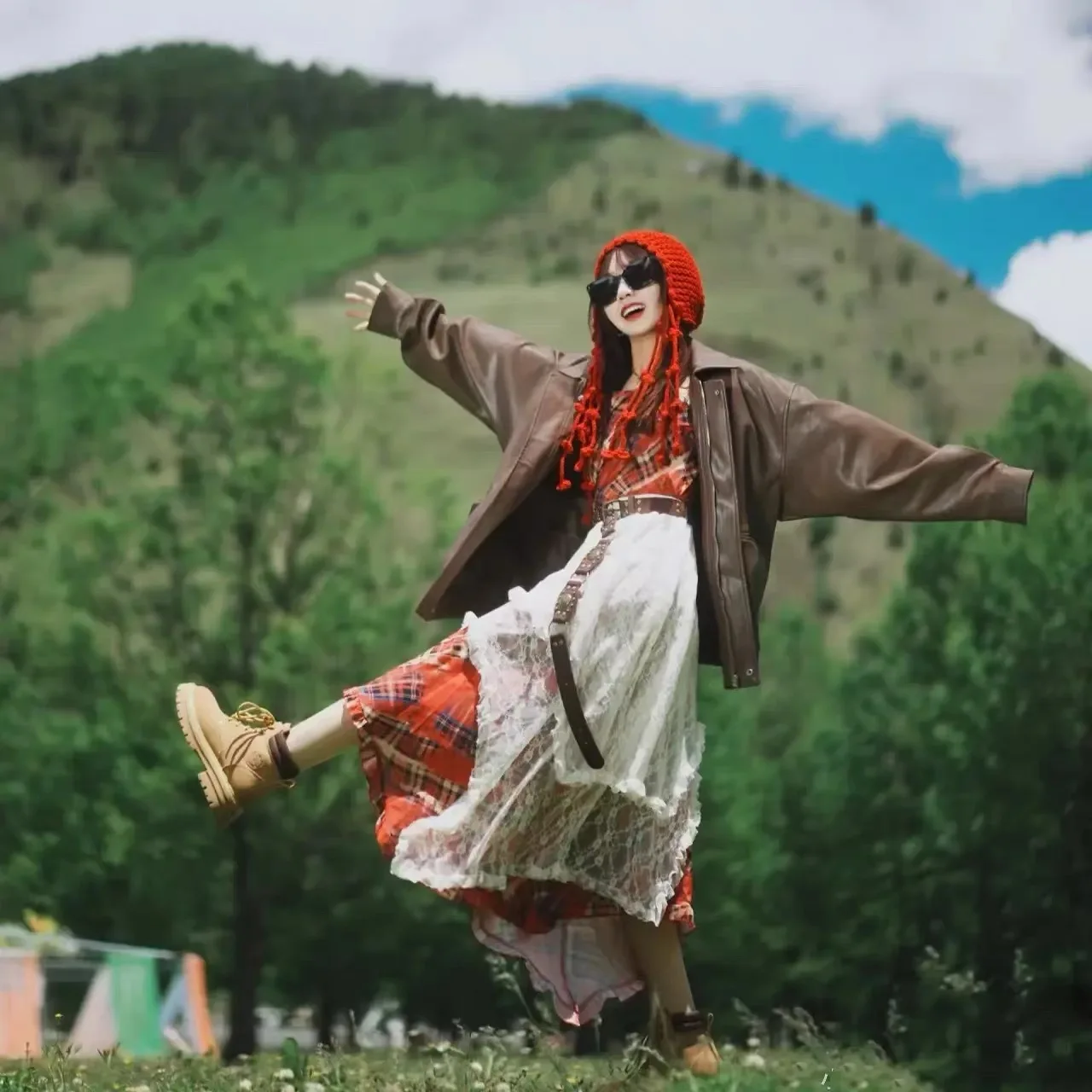 2025 المرأة الجديدة اليدوية شرابة الكرة الأحمر محبوك قبعة صوفية قبعة باوتو الدافئة الشتاء سدادات حماية الأذن حزام قبعة العصرية