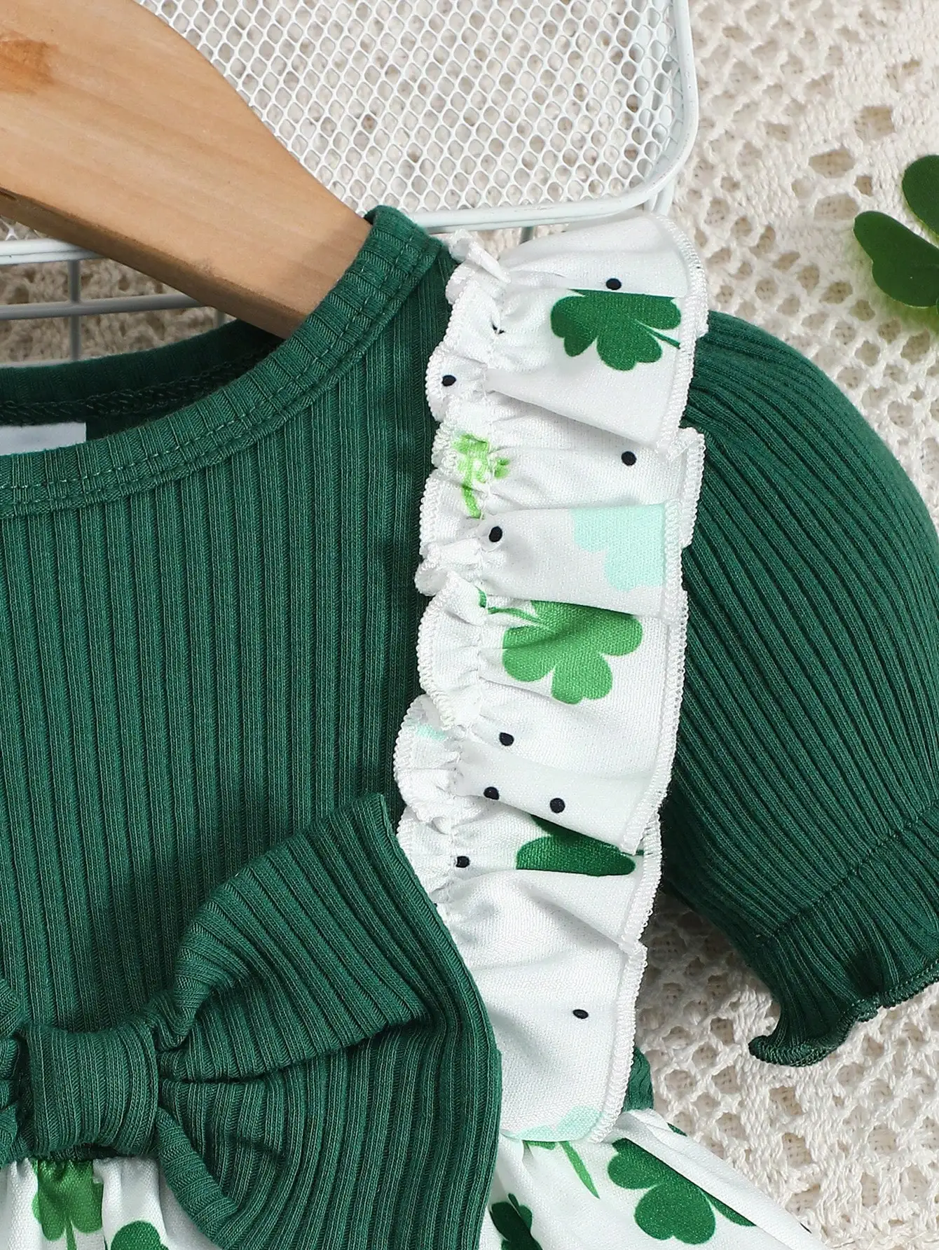 Baby-St.-Patricks-Tag-Kleid, Mädchen-Kleid mit kurzen Ärmeln und Kleeblattmuster, dunkelgrünes, geripptes Oberteil mit großer Schleifendekoration. – Detail 5