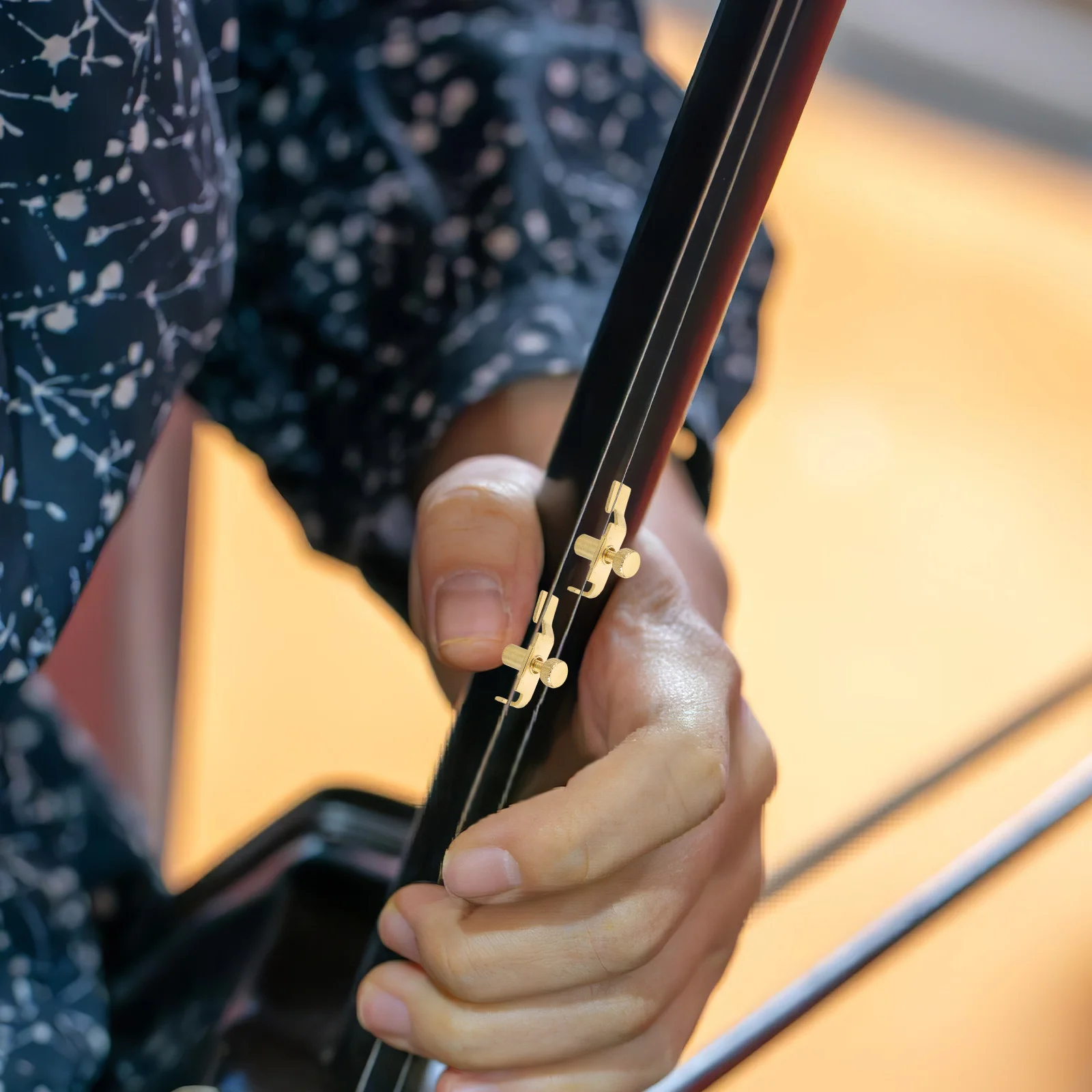 قطعتان من موالف Erhu المتين باللون الذهبي، وظائف التعديل المفصلة الخارجية مثالية لملحقات احتياجات اللعب المختلفة