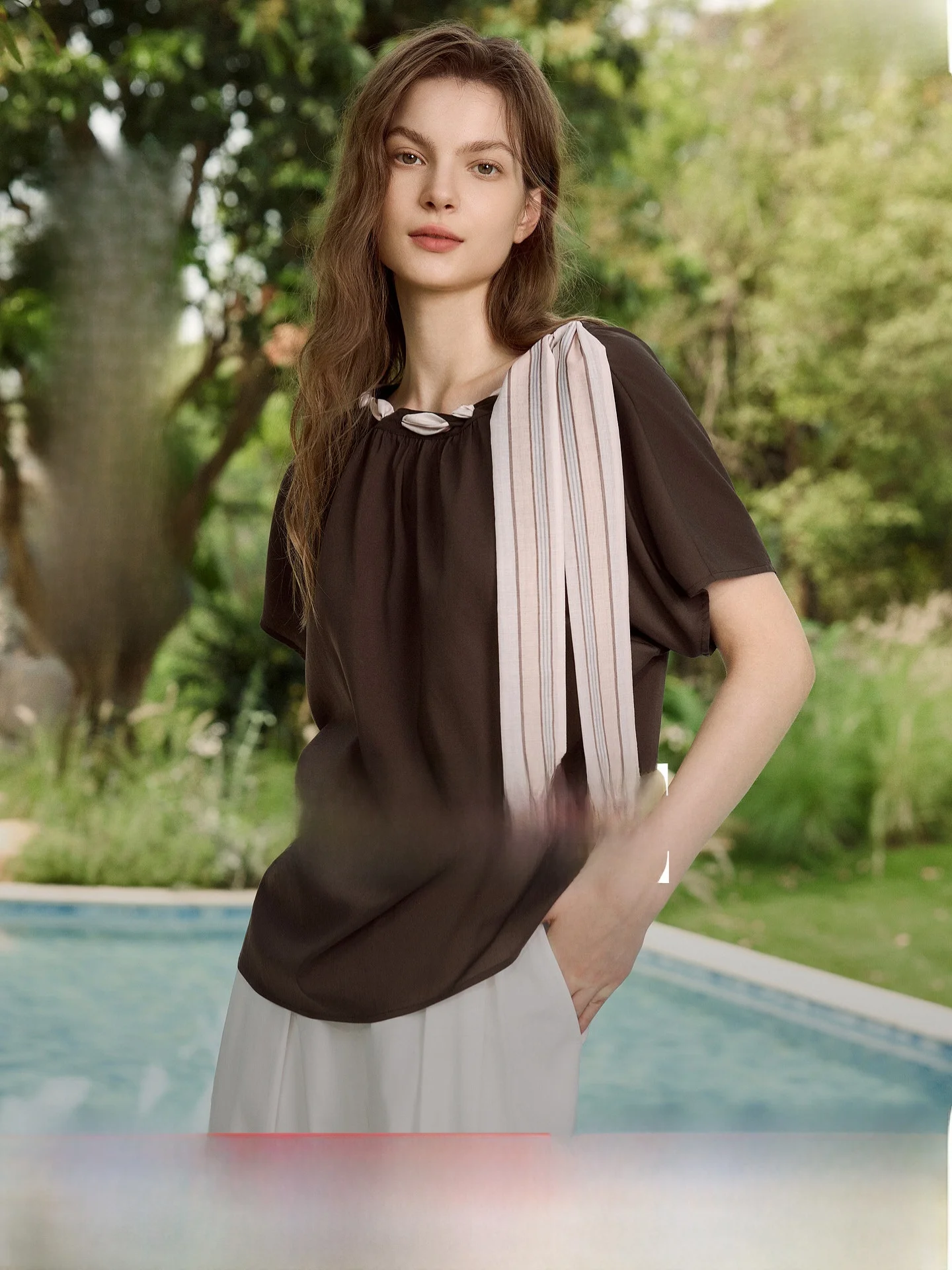 

ELLE Coffee Short Sleeve One-Shoulder Shirt Women's Summer New Belted Vintage Style Loose Fit Top Fashionable Casual Wear