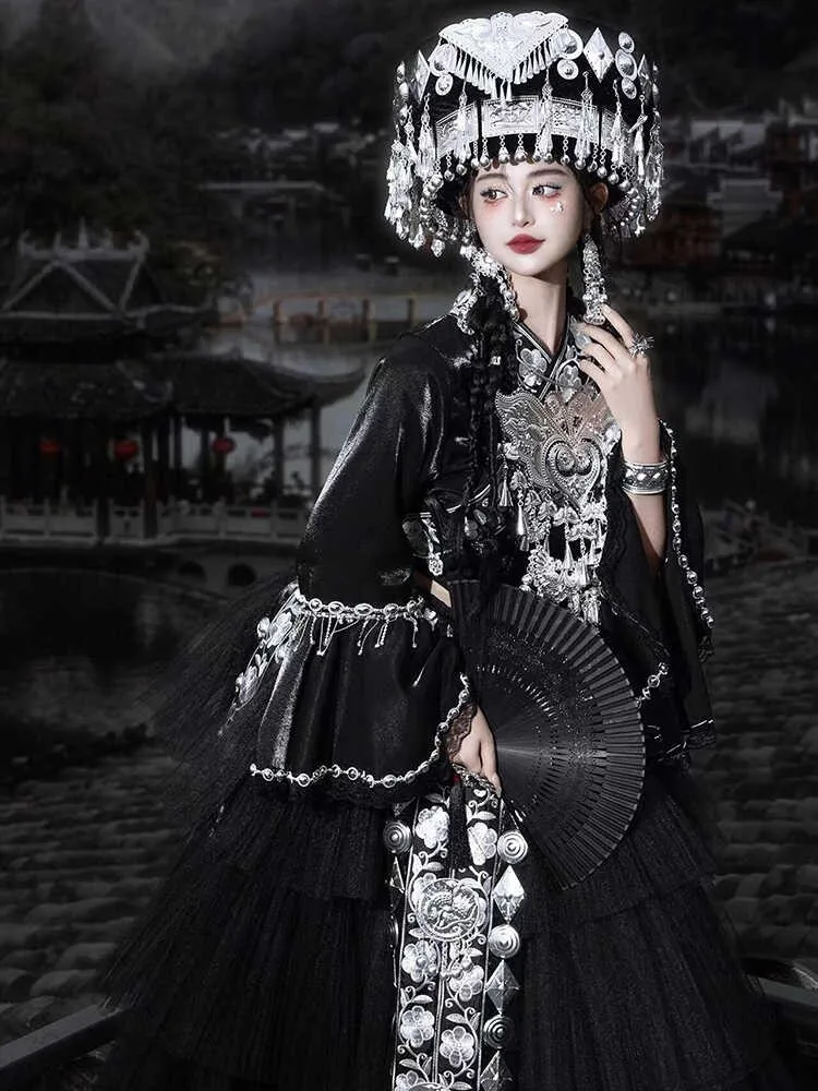 

New style of dark exquisite embroidered dress and long with ethnic for photography performance