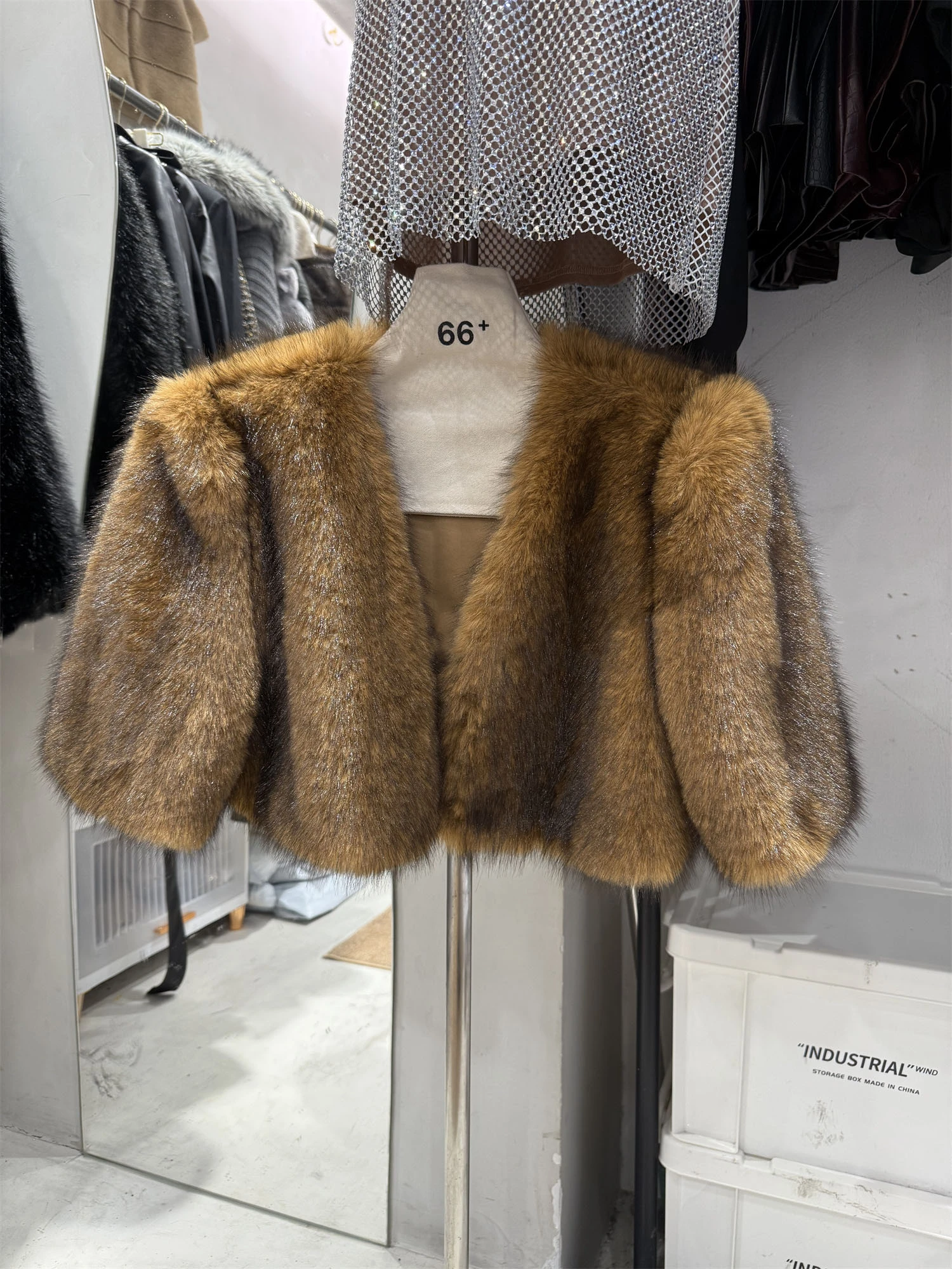 

Women's Autumn Winter Faux Fox Fur Half Sleeve Fluffy Coat Lady Elegant V Neck Faux Fur Short Loose Outwear Top