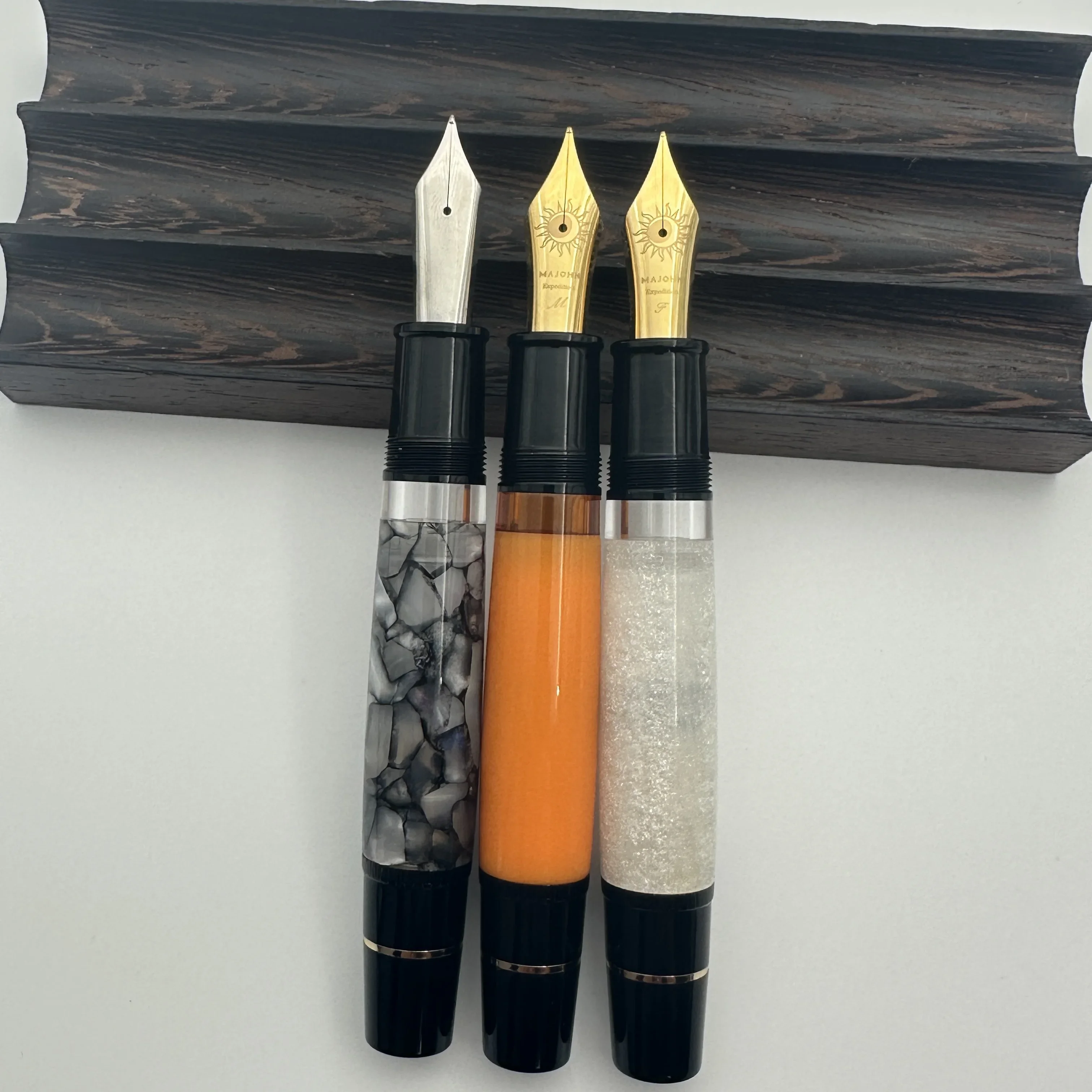 

Majohn P139 BOCK NO.8 Nib Classic Black Rock Piston Fountain Pen 8 F/M Nib, Brass Piston System Gray Acrylic Writing Gift Pen