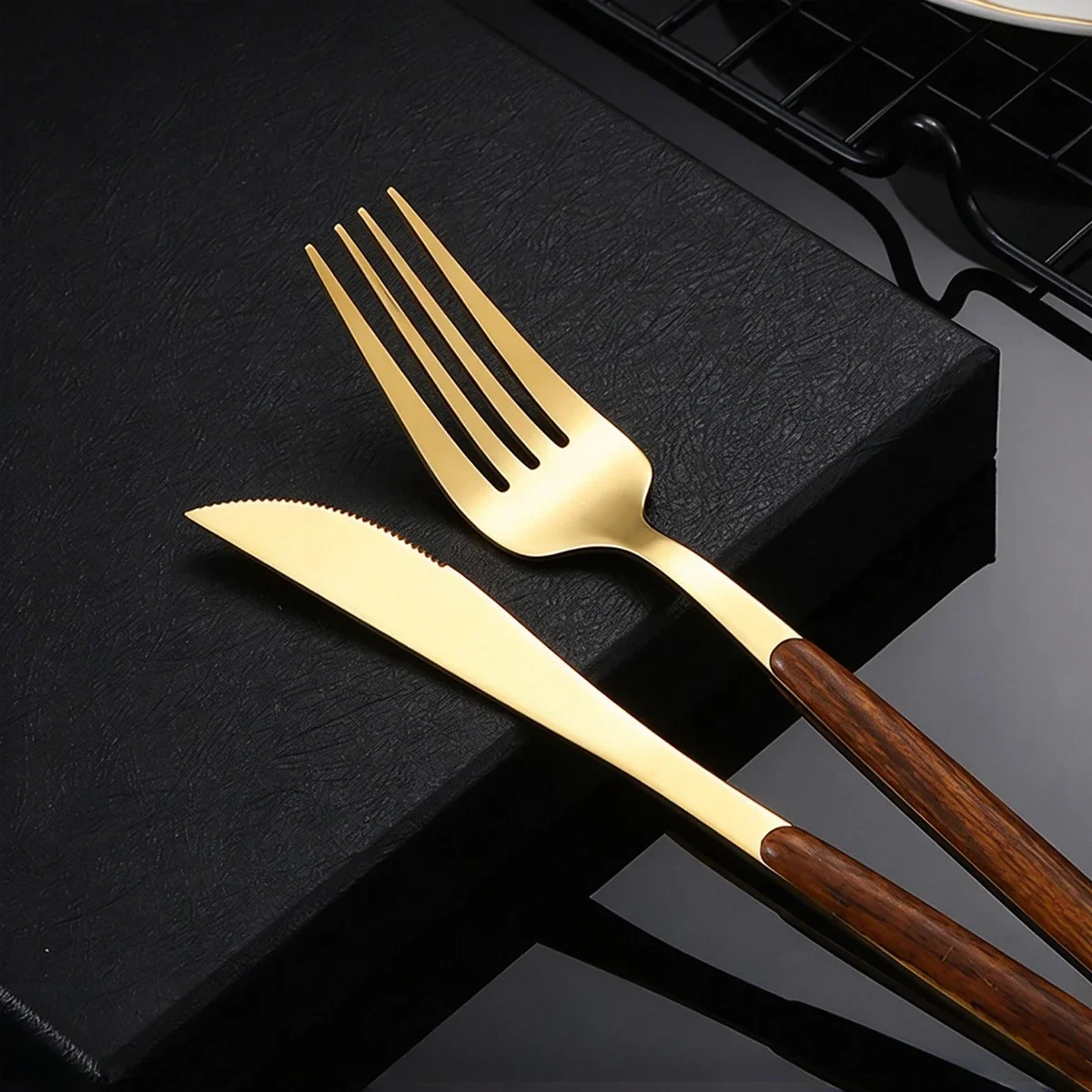 5pcs Vintage Wood Look Handle Stainless Steel Cutlery Golden Table Spoon Fork Knife Set Premium Western Dinner Utensils for Home