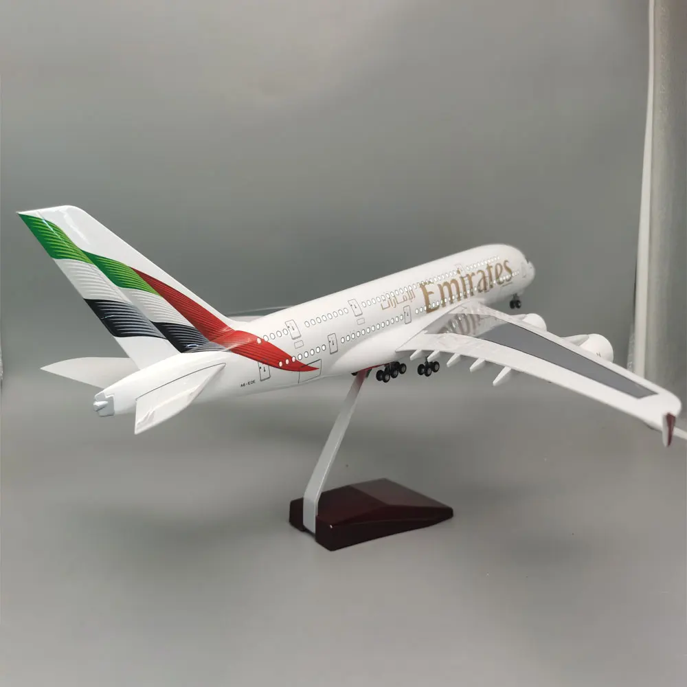 لعبة طائرة راتنج مع إضاءة وعجلات ، A380 مجموعة طائرات دييكاست ، طائرة ايرباص ، جديدة ، 1: مقياس الإمارات ، 46