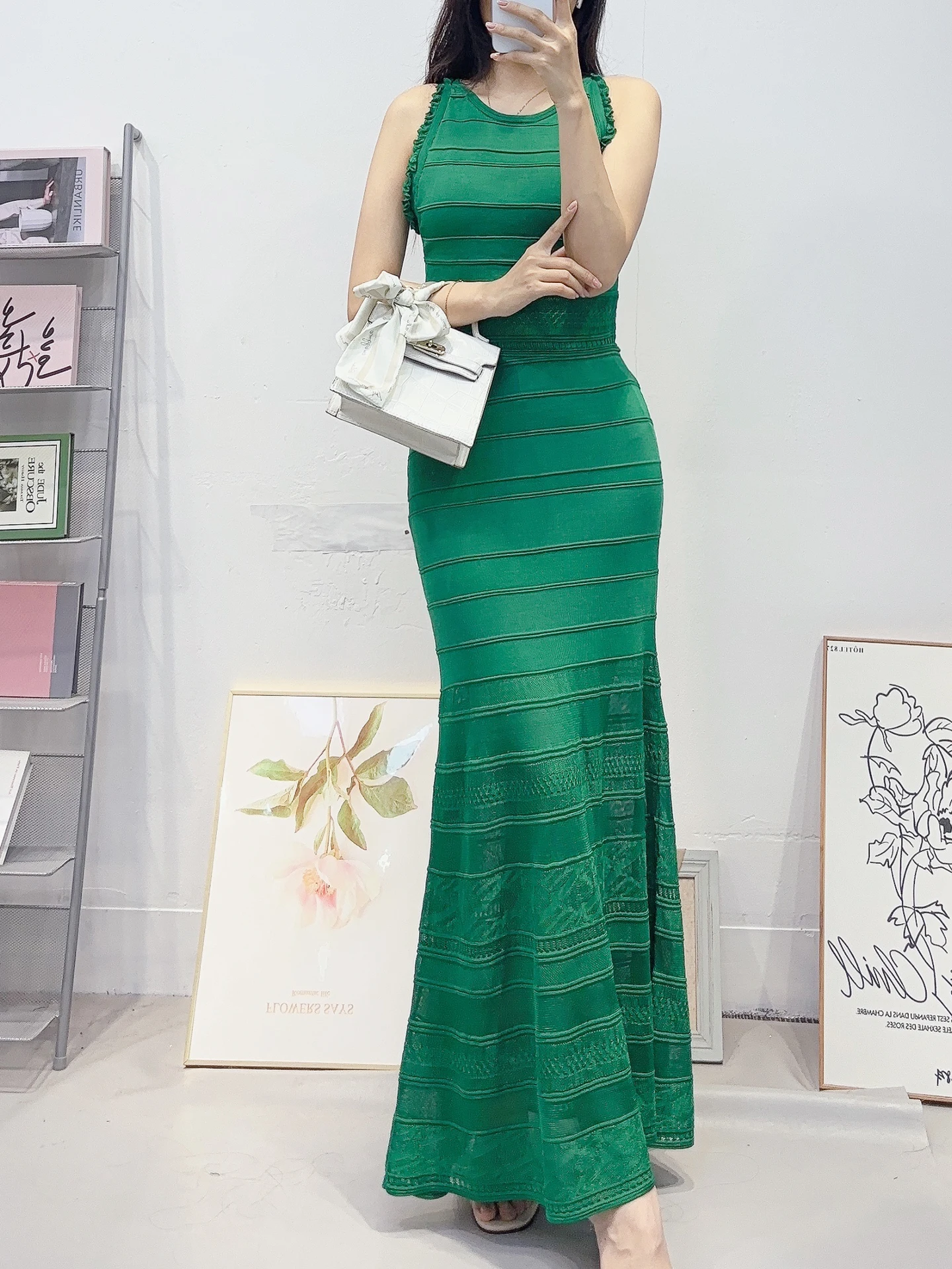 

Faionable Knitted Summer Outfit for Women with Svel Vest And Slim Fit Skirt round Neline Ele Sle Versati...