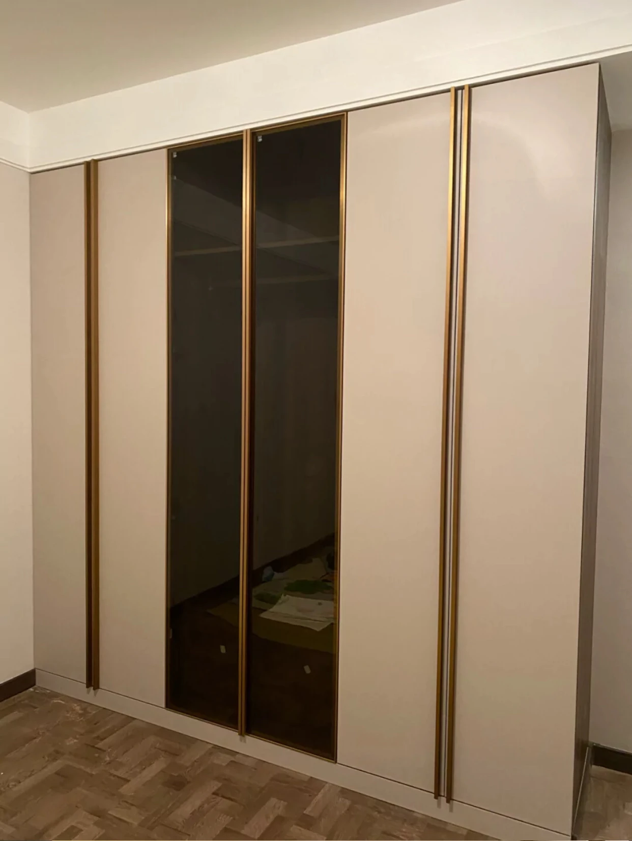 ^Solid Wood Modern Wardrobe Raised Panel Door Skin-touch Finish Floor-to-ceiling Segmented Design Multi-Storage for Home Bedroom
