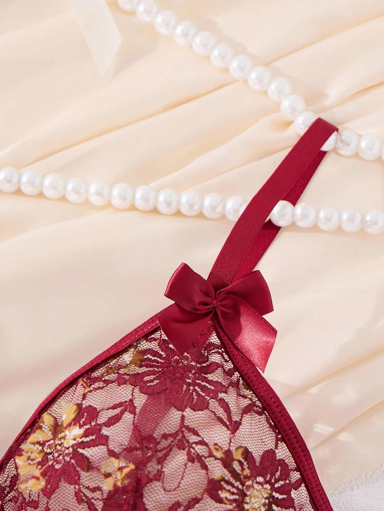 빨간색 섹시한 잠옷, 매혹적인 매력을 발산하며, 일상적인 가정 생활에 매력적인 터치를 더해주는 오픈워크와 레이스 트리밍이 특징입니다.