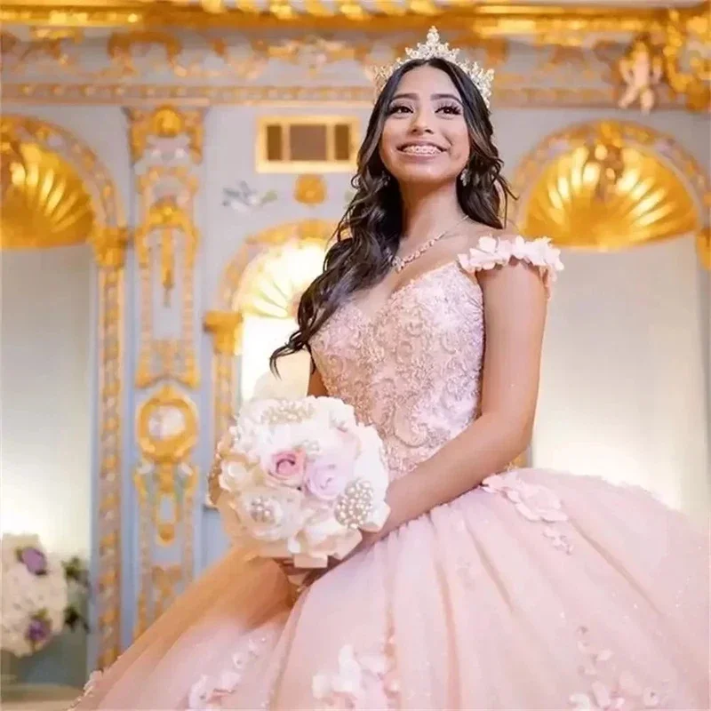 فساتين Quinceanera المكسيكية المزينة باللون الوردي ثلاثية الأبعاد على شكل زهور على شكل قلب مع كيب تول فيستدوس دي 15 فستان حلو 16