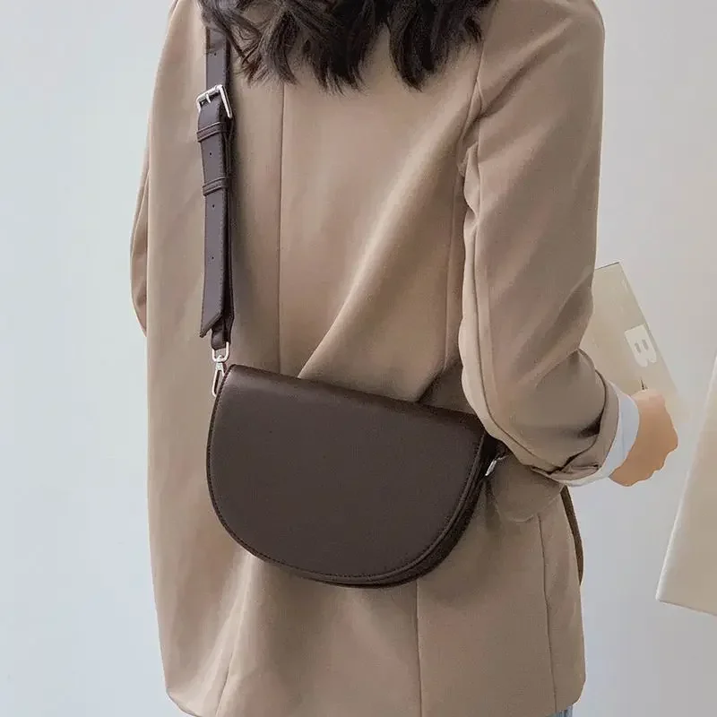 Bolsa de ombro de couro para mulheres, bolsa crossbody simples, bolsa retrô de cor sólida, bolsa designer de alta qualidade, nova