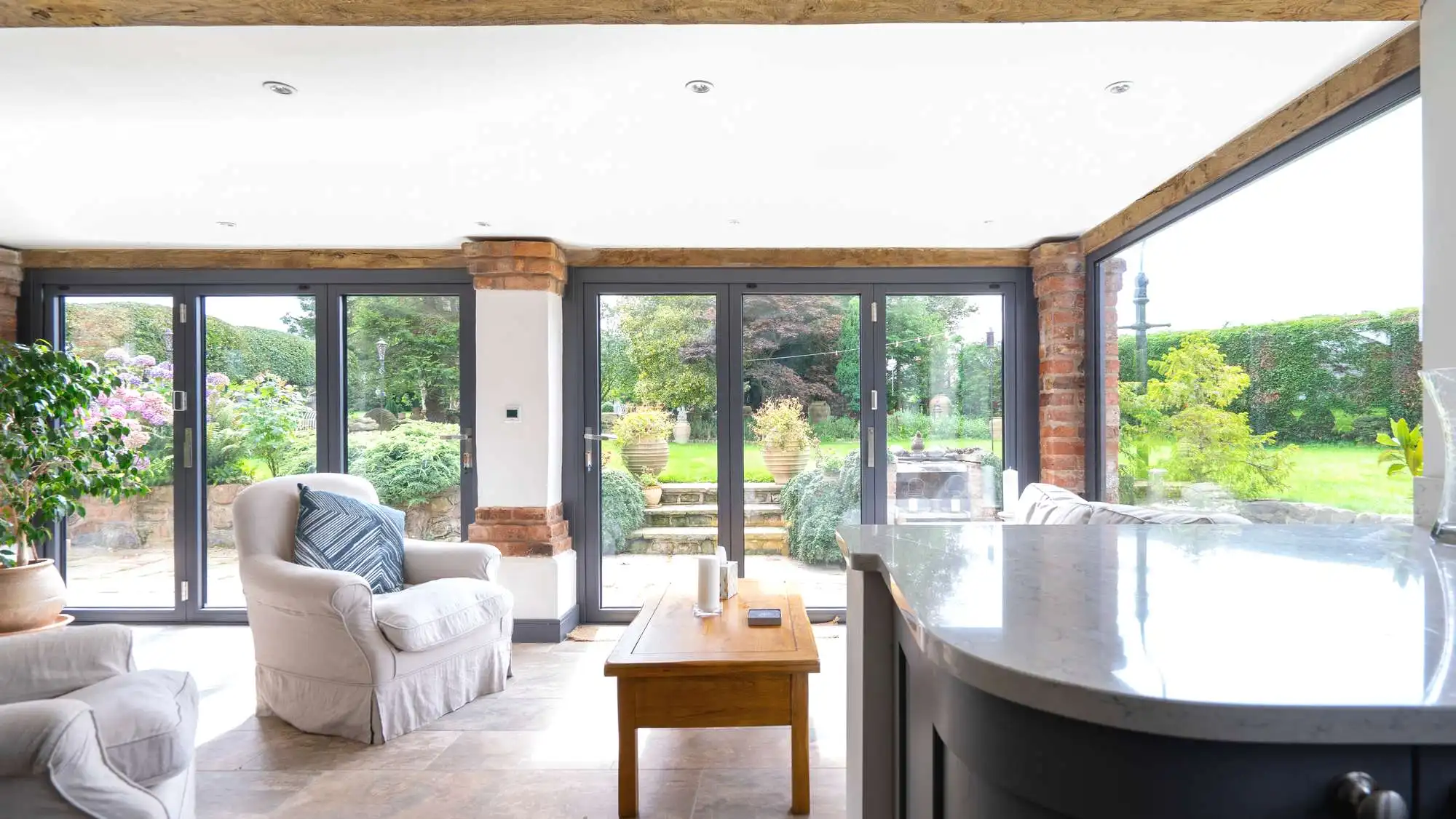 Porte da patio bifold con rivestimento in polvere Porte pieghevoli in alluminio Porta a fisarmonica impilabile in vetro temperato multipolabile Dimensioni personalizzate
