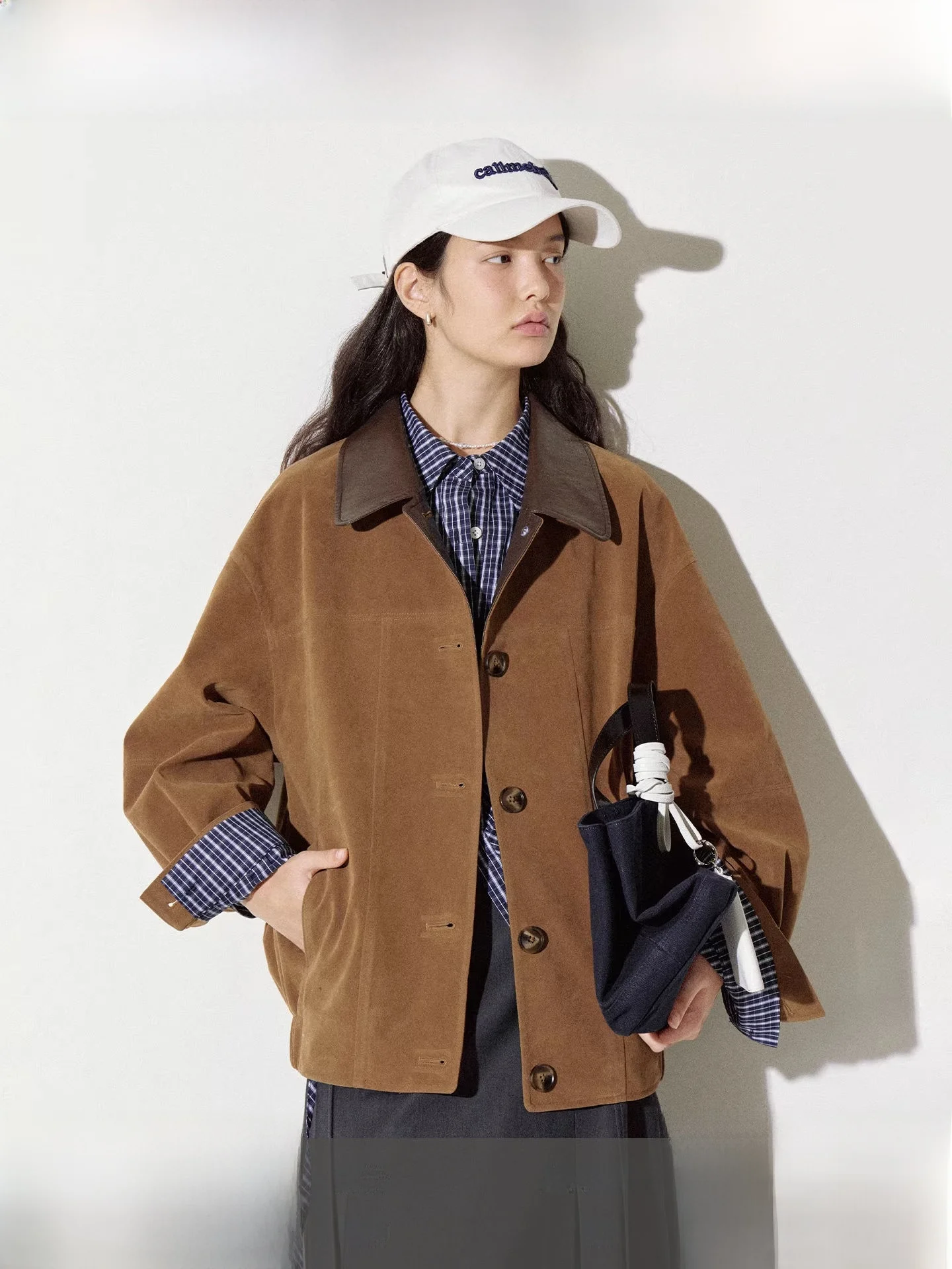 เสื้อแจ็คเก็ตหนังกลับผู้หญิง Fano Miu รุ่น Spring Season ดีไซน์ลาย Blo สีสันตกแต่ง พื้นผิวแบบด้าน ให้ความอบอุ่น ทรงหลวม แขนยาว