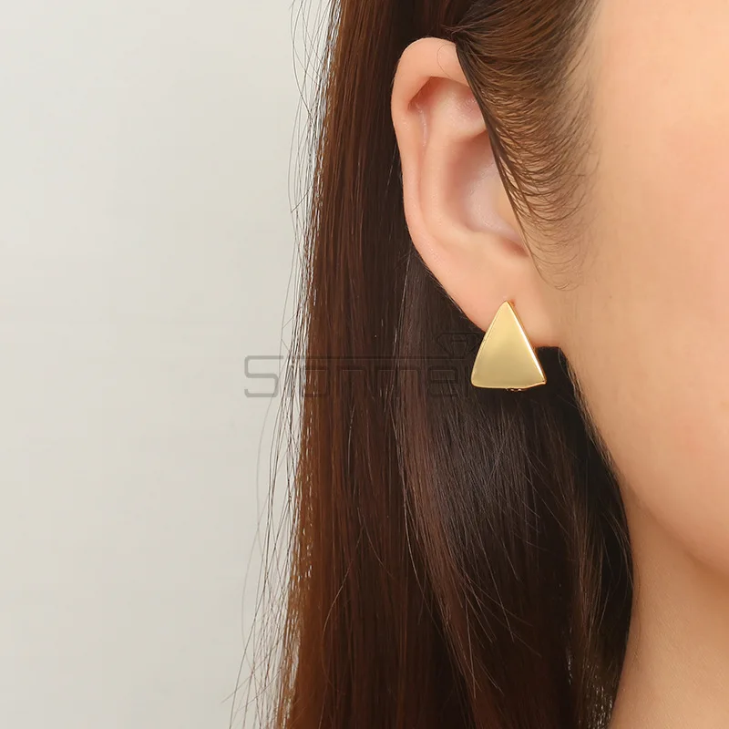 

Hot Selling Fashionable Shiny Copper Pendant Earrings Simple Triangle Earrings High Quality Everyday Exquisite Jewelry For Women