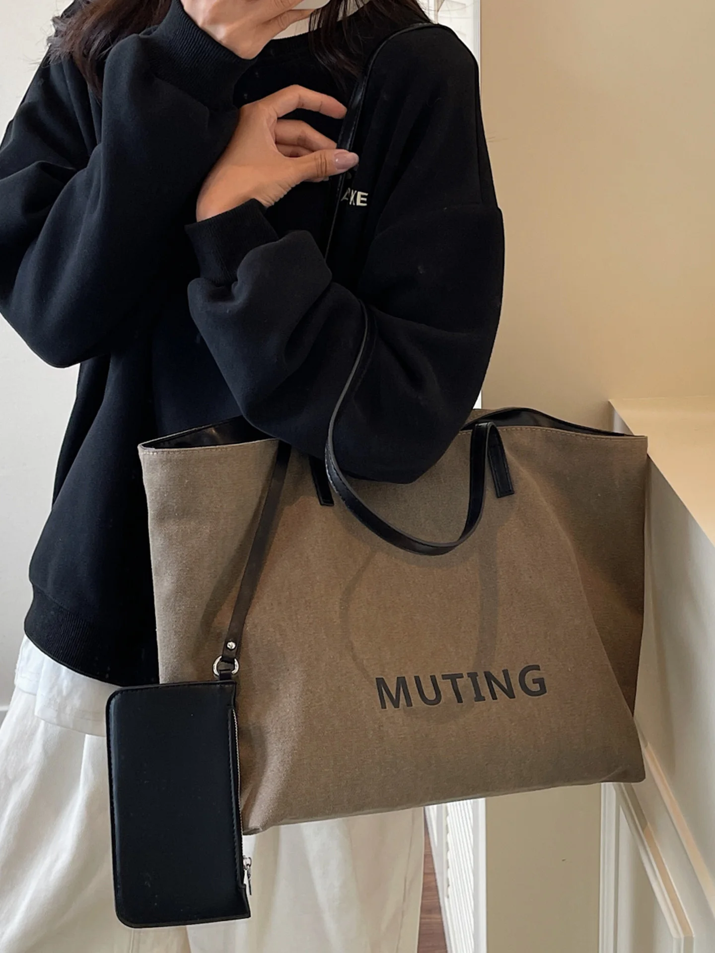 大容量キャンバストートバッグ女性の通勤バッグコンピュータを入れることができますカジュアルシンプルなスタイル二層磁気バックル開閉