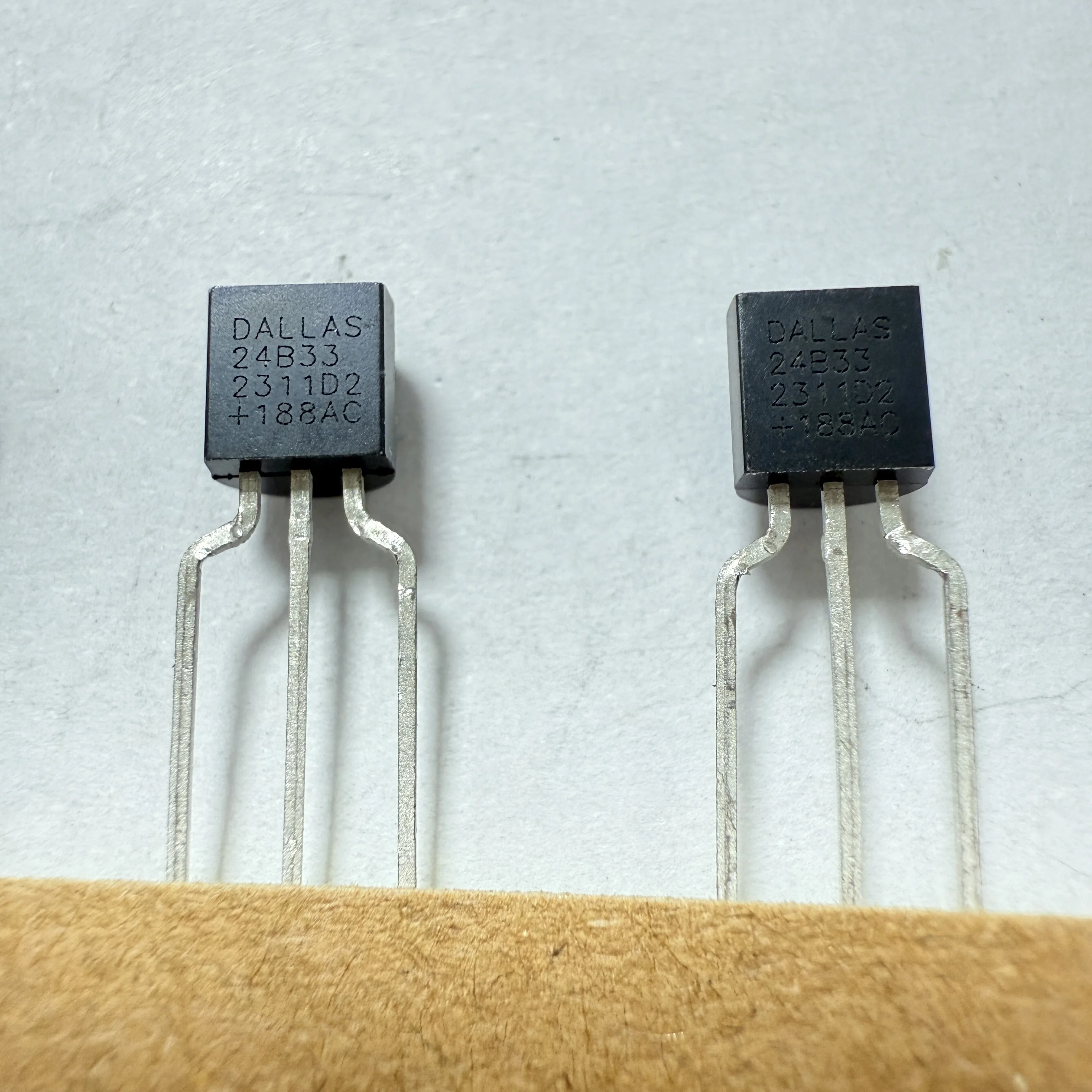 5PCS/LOT DS24B33+T&R (EEPROM)