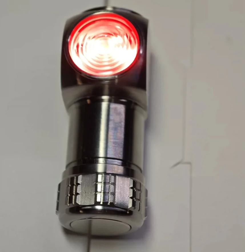 

Used EDC Titanium alloy corner small flashlight Flashlight decompression toy