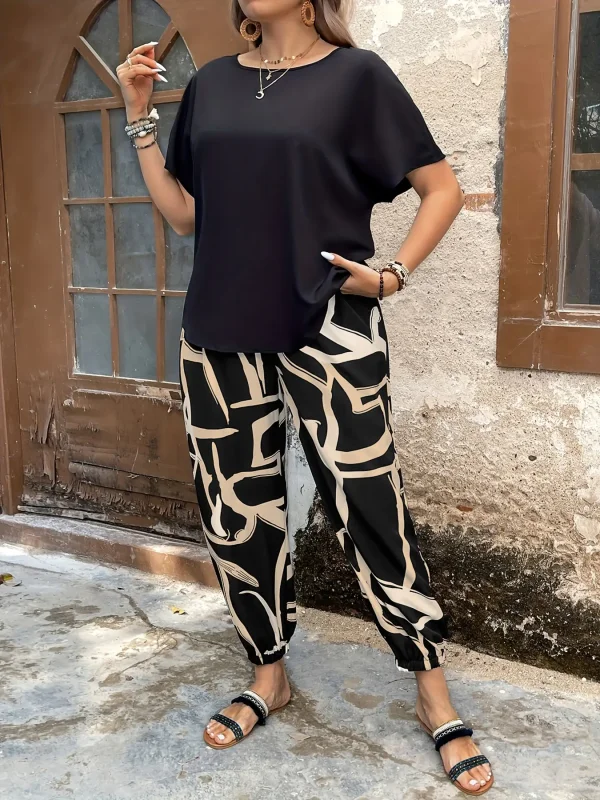 

Женский однотонный топ больших размеров и брюки с контрастным принтом, комплект из двух предметов: топ с короткими рукавами и широкие брюки для повседневной носки
