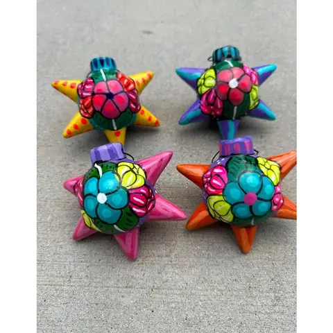 Set med 2 Piñata Talavera julgranskulor, handmålade femuddiga juldekorationer, färgglada mexikanska keramiska ornament 10 best sales Mexikansk dekoration - №1