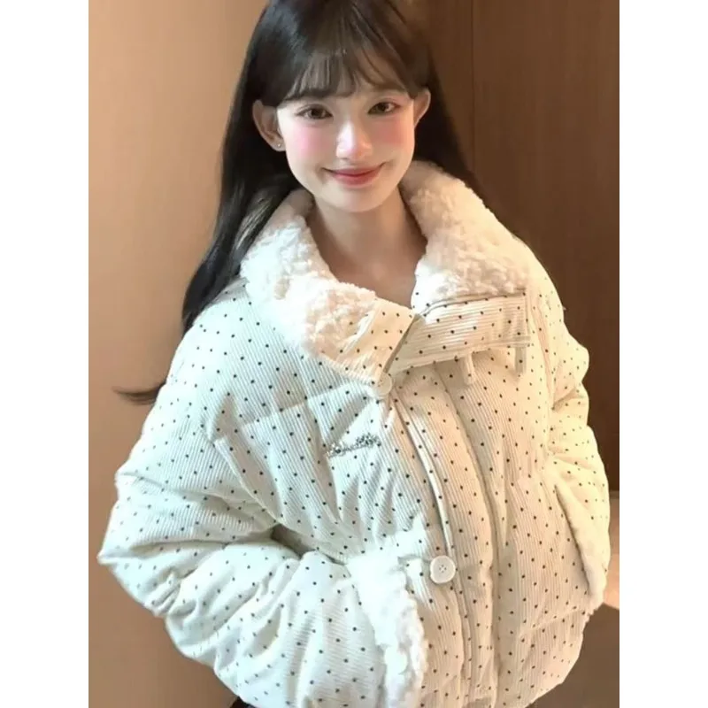 

Верхняя одежда Куртка на хлопковой подкладке в горошек с меховым воротником Новая милая зимняя толстая свободная куртка на хлопковой подкладке Короткое стильное пальто