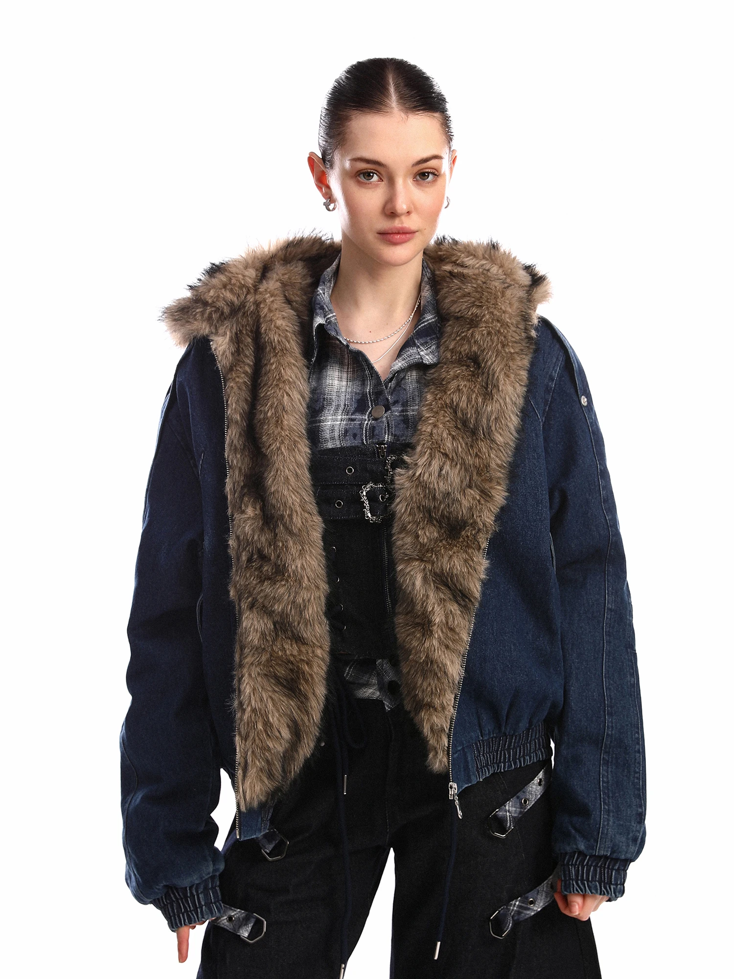 

Утепленная зимняя хлопковая куртка женская, свободного кроя, с капюшоном, меховым воротником, длинными рукавами, на молнии, цветная