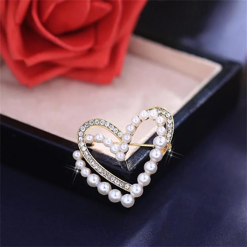 Squisita spilla con strass di perle a forma di cuore, metalli di lusso, spille vuote per le donne, spille dolci, distintivi, accessori per gioielli