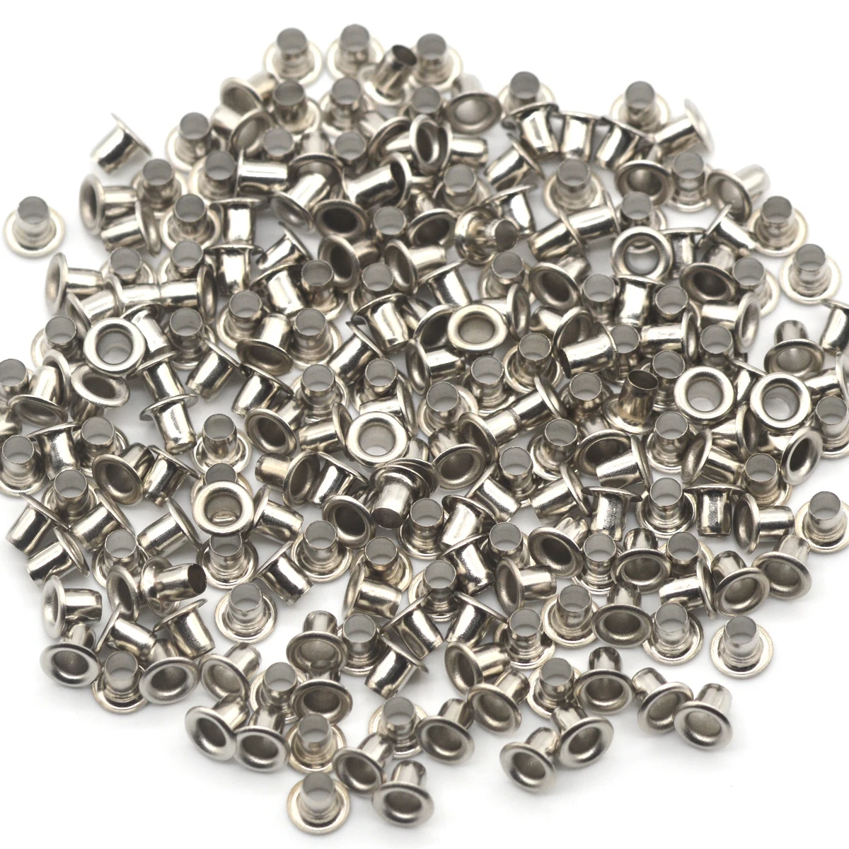 KALASO 200Pcs Mini rozmiar Mosiądz Materiał Srebrny Kolor Oczka przelotowe bez podkładki Pasują do rzemiosła DIY Materiały eksploatacyjne 1,5 mm 2 mm 2,5 mm 3 mm