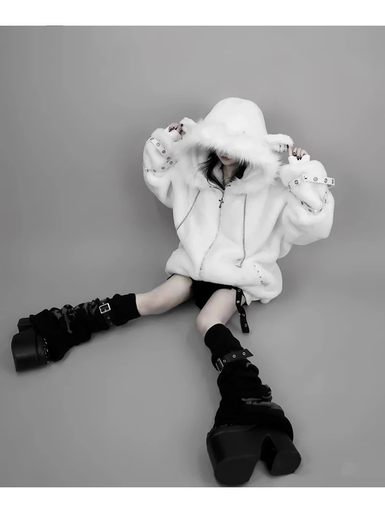 معطف فرو صناعي أبيض ناعم ودافئ كبير الحجم للخريف والشتاء للنساء مع غطاء محرك السيارة سترة هاراجوكو منفوشة ملابس الشارع الشهير 2025