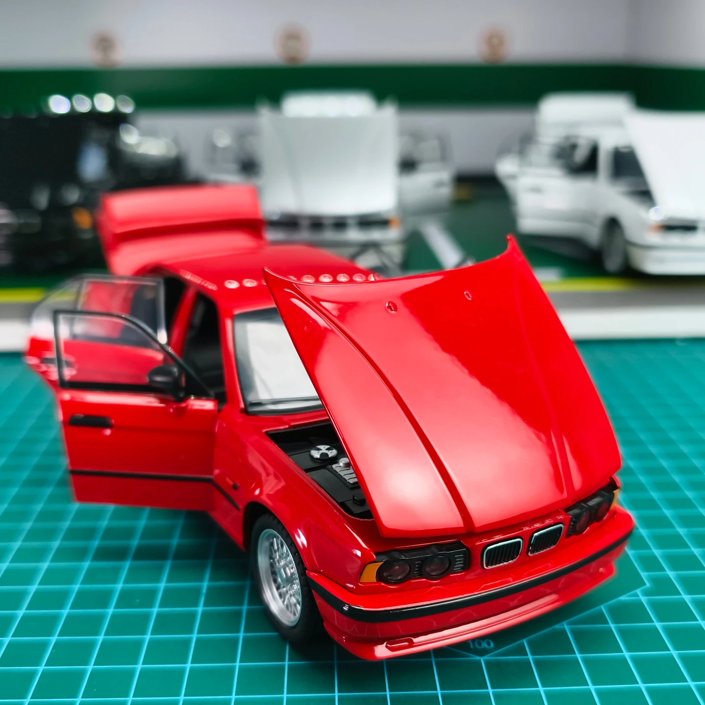 1: 24 simulation BMW M5 classic alloy car model, doors and engine hood, trunk can be opened with sound and light gifts