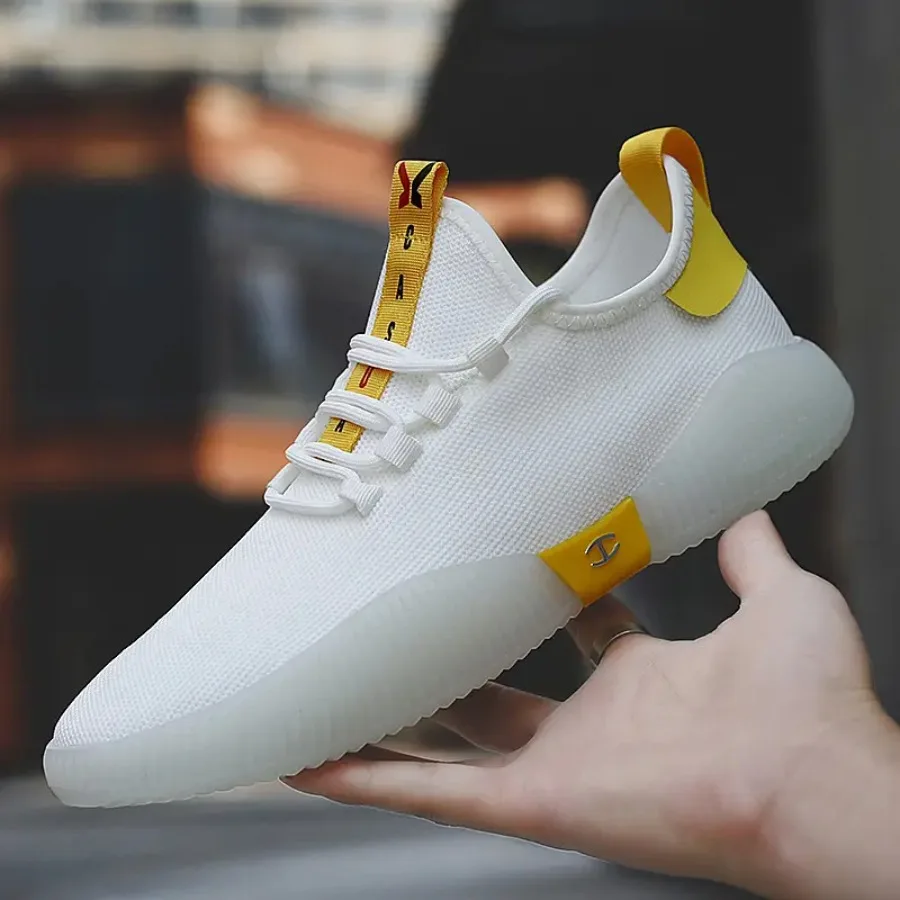 

Мужские дышащие белые кроссовки с желтыми акцентами – низкие повседневные спортивные туфли с сетчатым верхом и удобной подошвой для повседневной носки