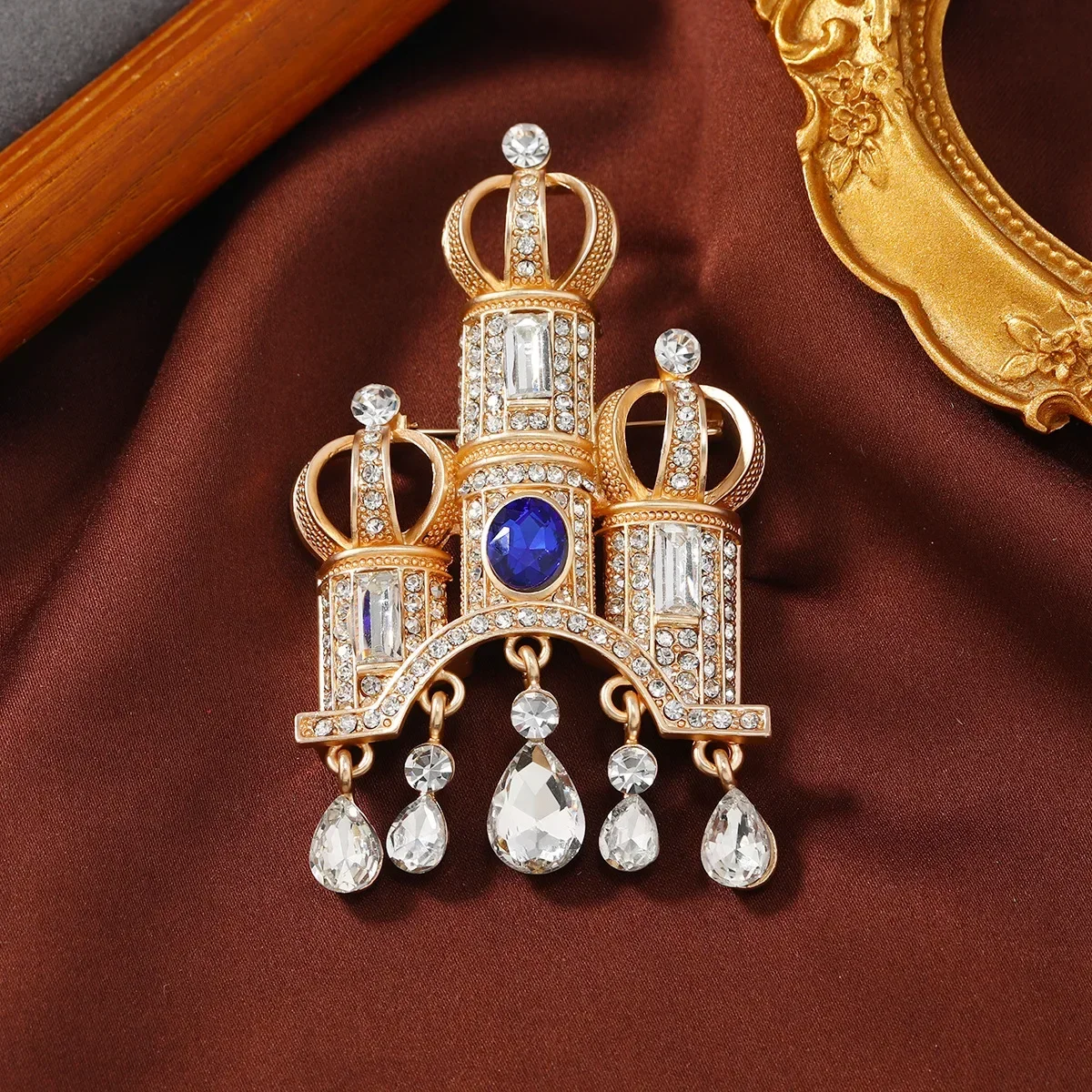 Vintage Castle Brooch Alloy and Rhinestone Palace Shape Pins Rhinestone Badge Women Fashion Jewelry Gift 50*83mm Wholesale