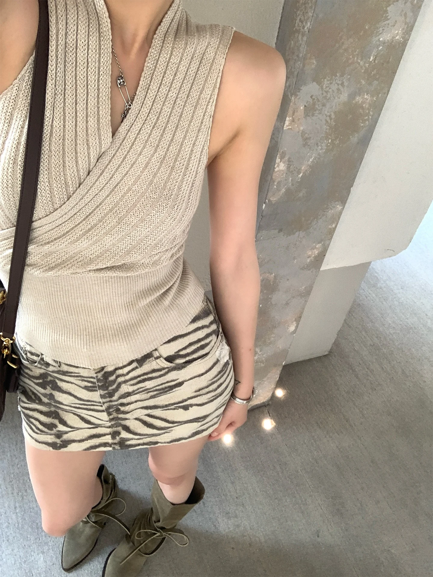 

Женский вязаный жилет Gv Simple Daily Cross с V-образным вырезом, утягивающий талию, весенний, универсальный, новый стиль, модный, приталенный, из шерсти.