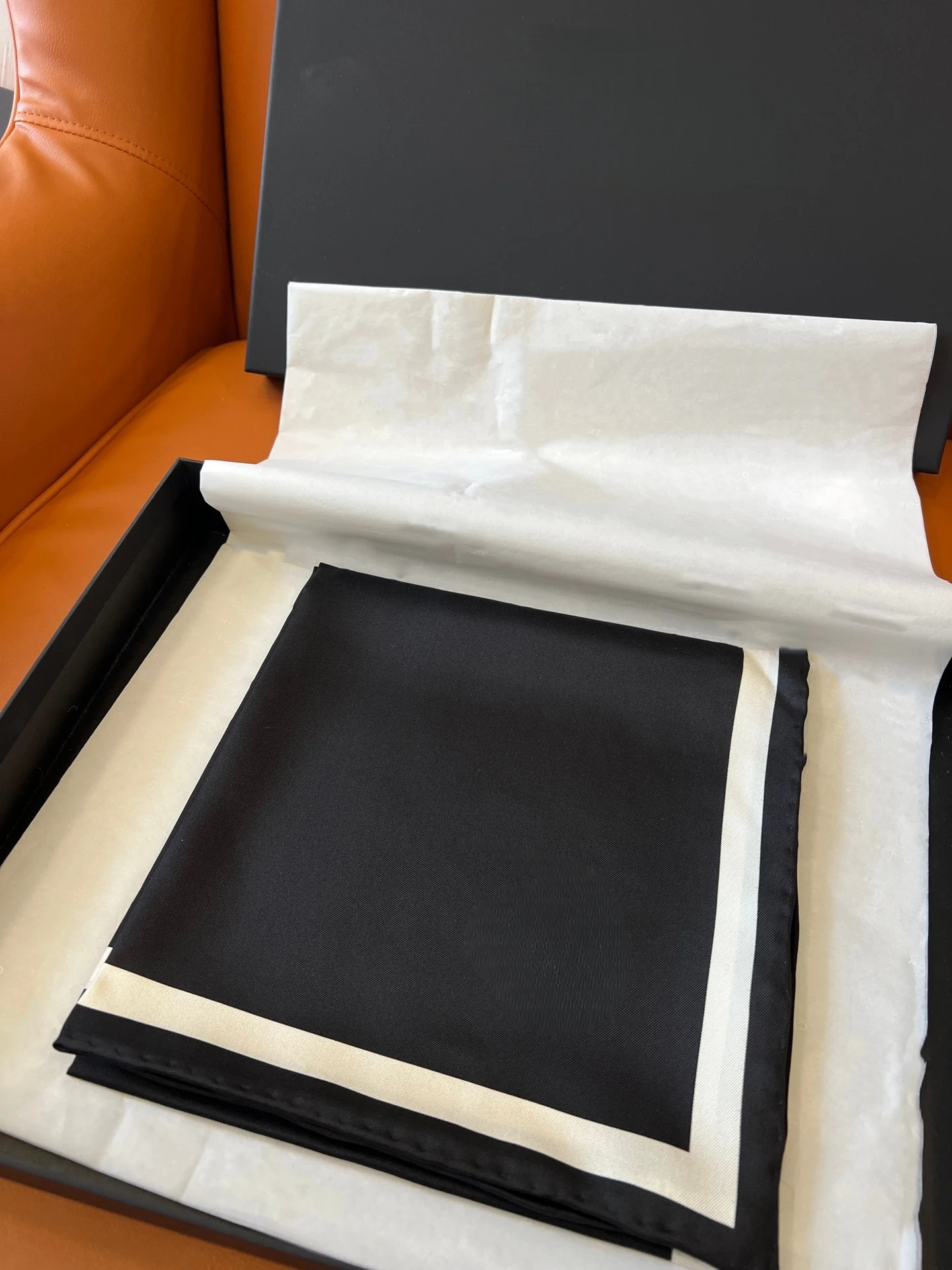 

Luxury Brand Women's Silk Scarf Classic Black and White Two-Tone Silk Square Scarf/Shawl Versatile Spring/Summer Commute Scarf